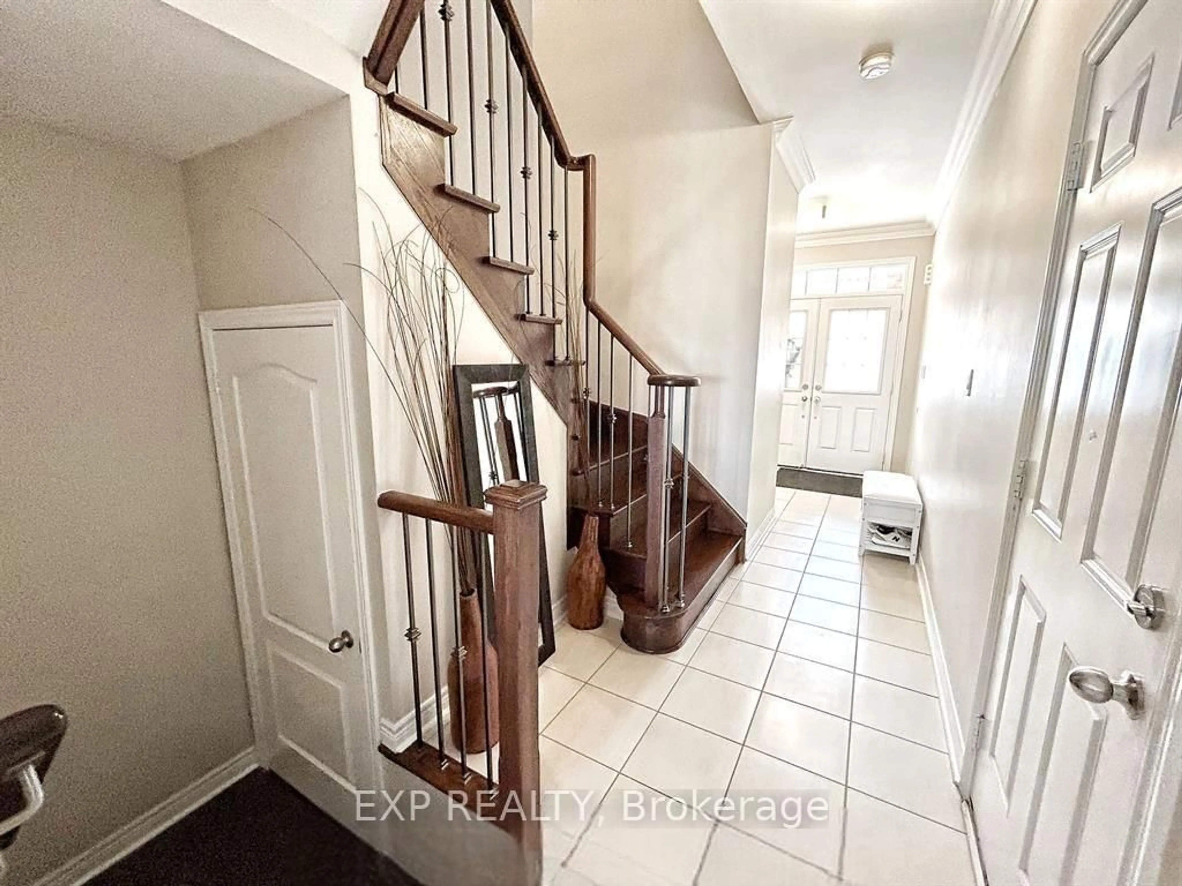 Indoor entryway for 144 Sky Harbour Dr, Brampton Ontario L6Y 0C1