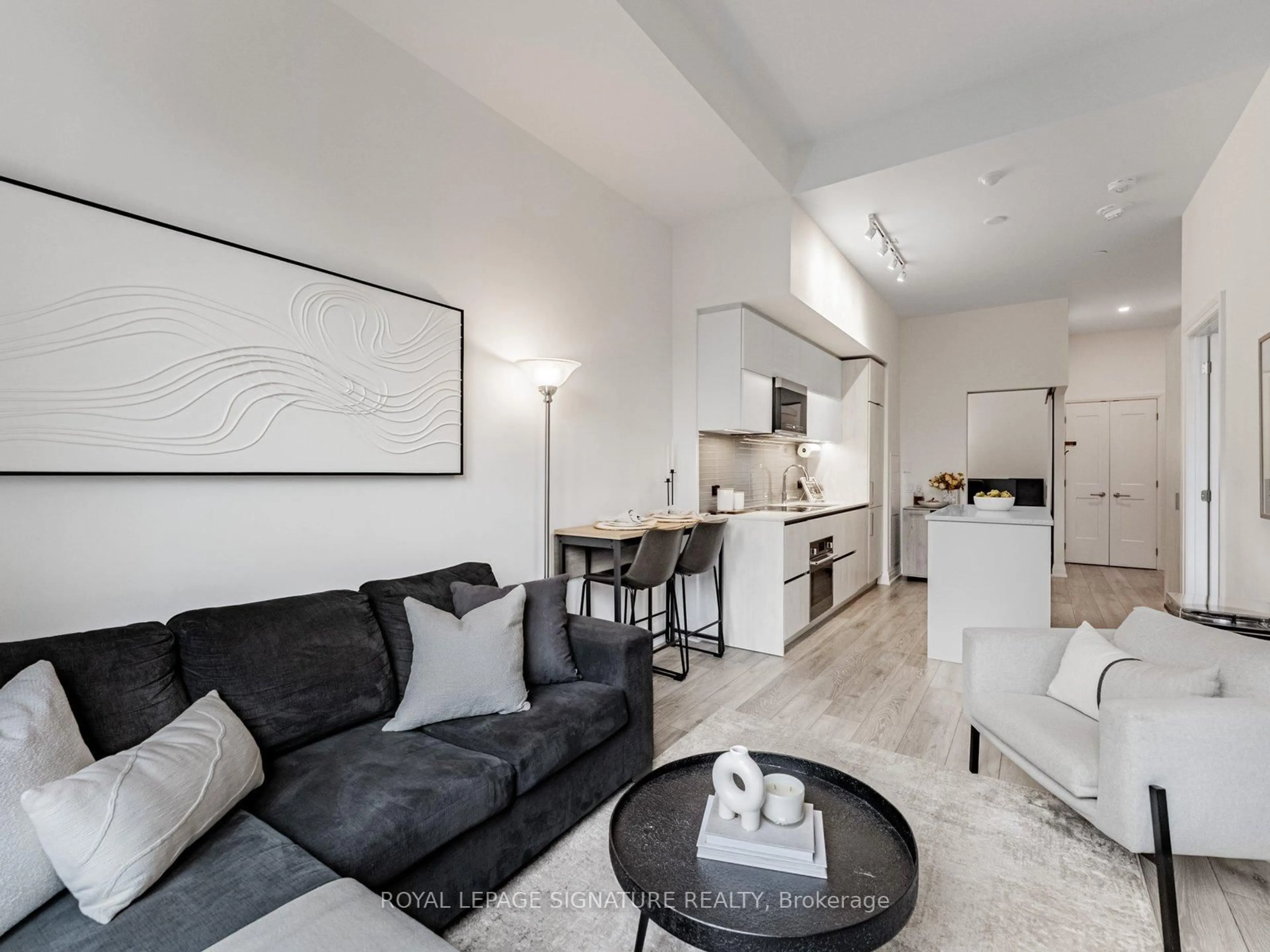 Living room with furniture, unknown for 21 Park St #102, Mississauga Ontario L5G 0C2