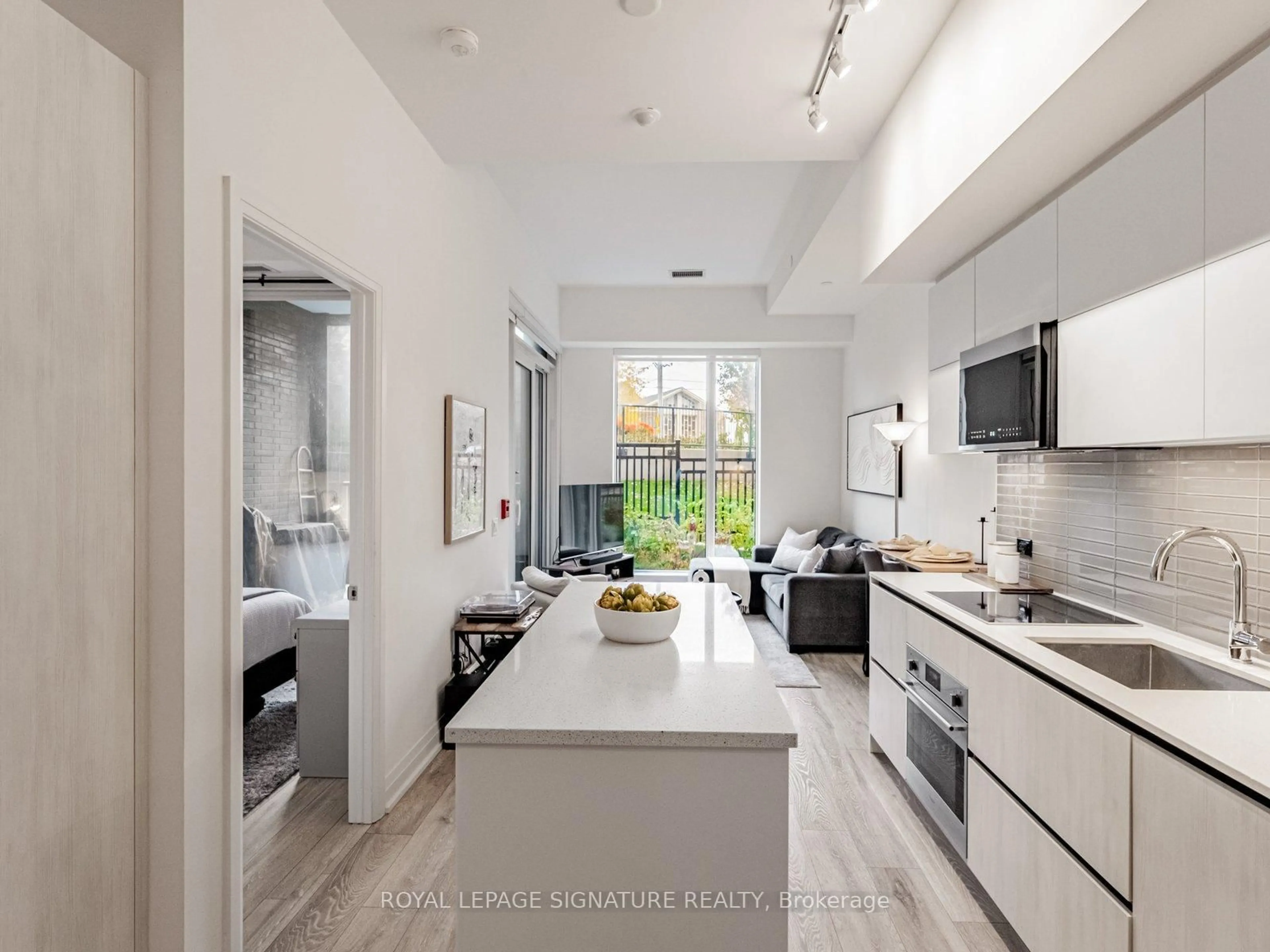 Unknown for 21 Park St #102, Mississauga Ontario L5G 0C2