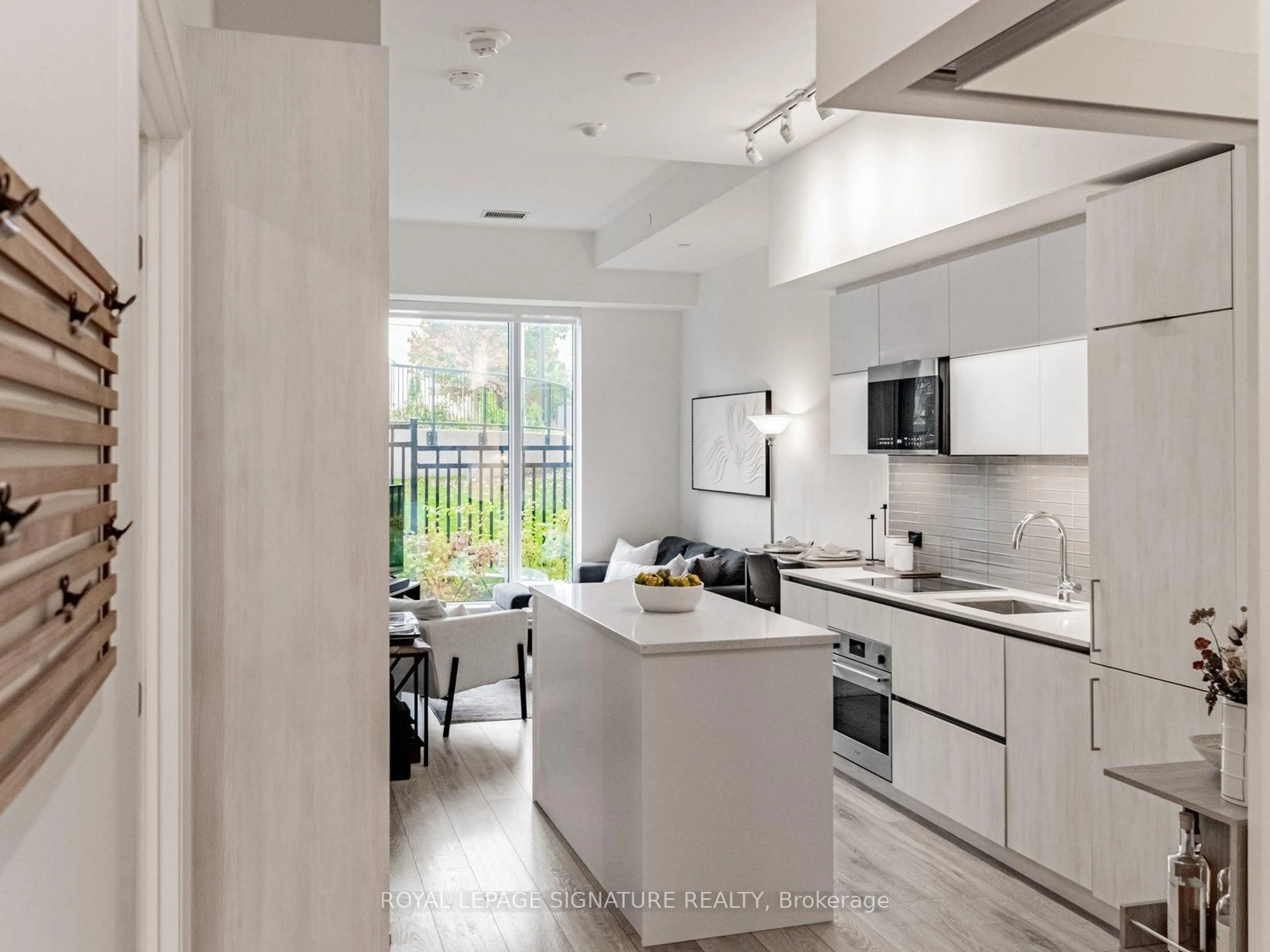 Open concept kitchen, ceramic/tile floor for 21 Park St #102, Mississauga Ontario L5G 0C2