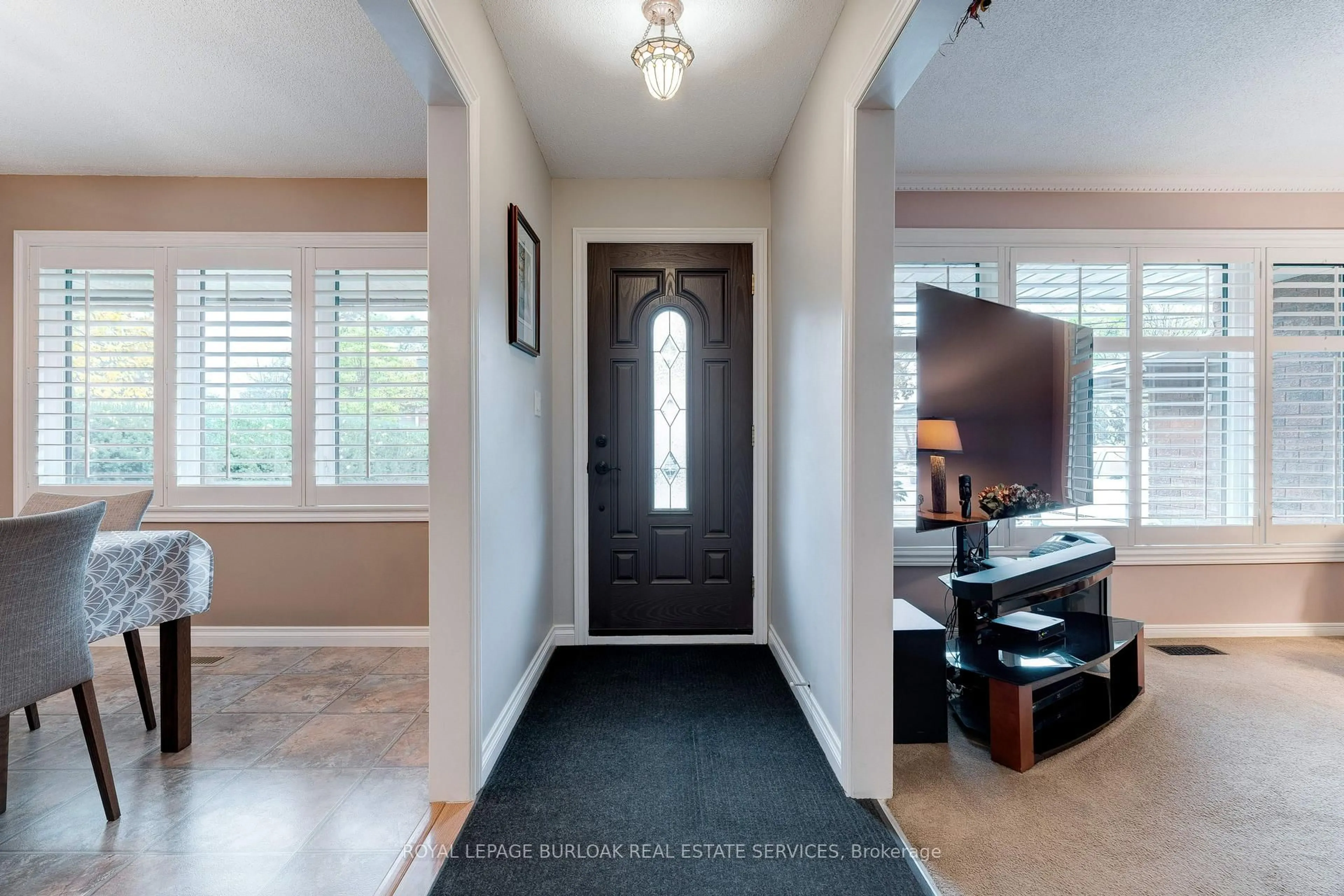 Indoor entryway for 2238 Fassel Ave, Burlington Ontario L7R 3P1