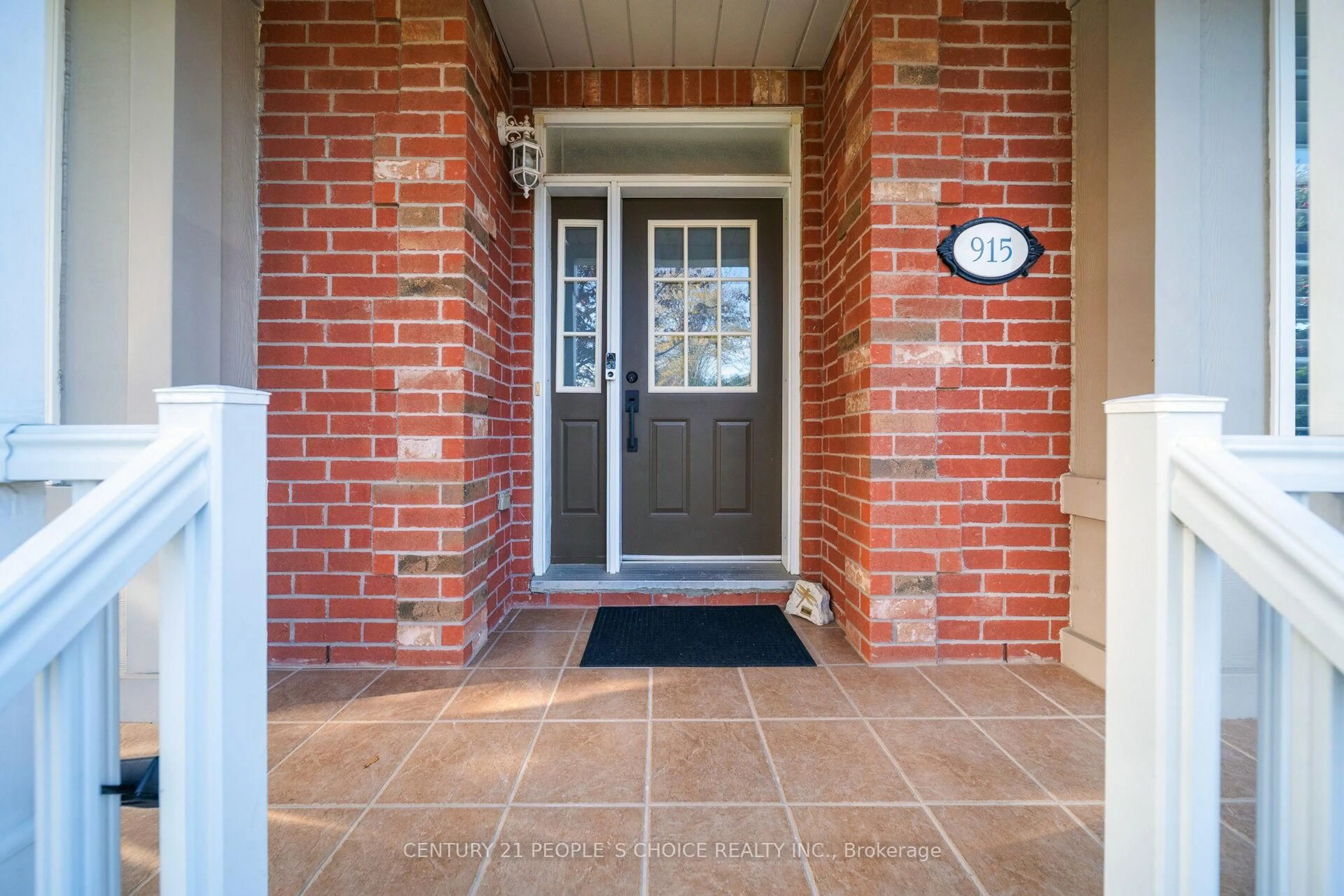 Indoor entryway for 915 Gaslight Way, Mississauga Ontario L5W 1A2
