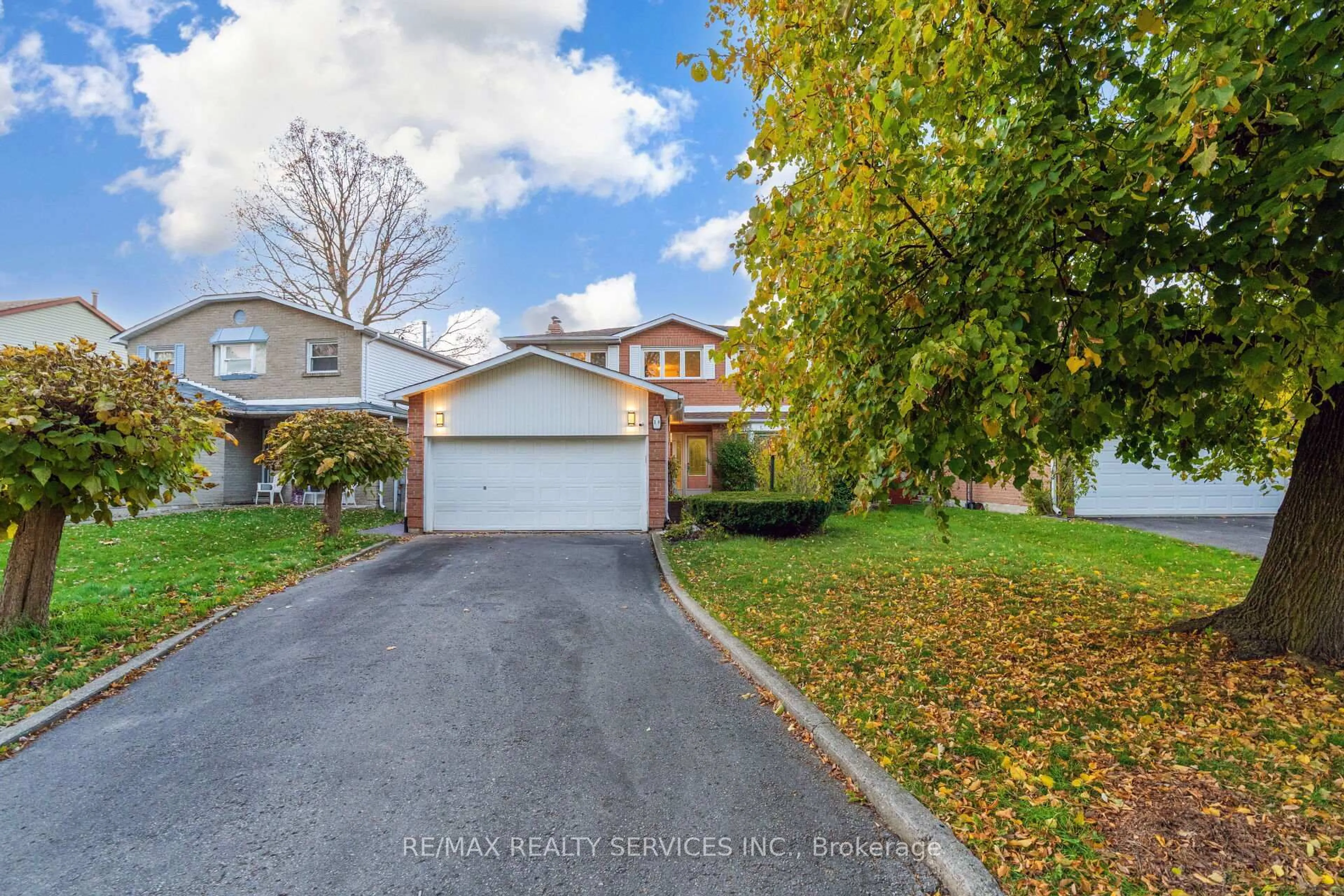 A pic from outside/outdoor area/front of a property/back of a property/a pic from drone, street for 18 Mitchell Ave, Brampton Ontario L6Z 1H3