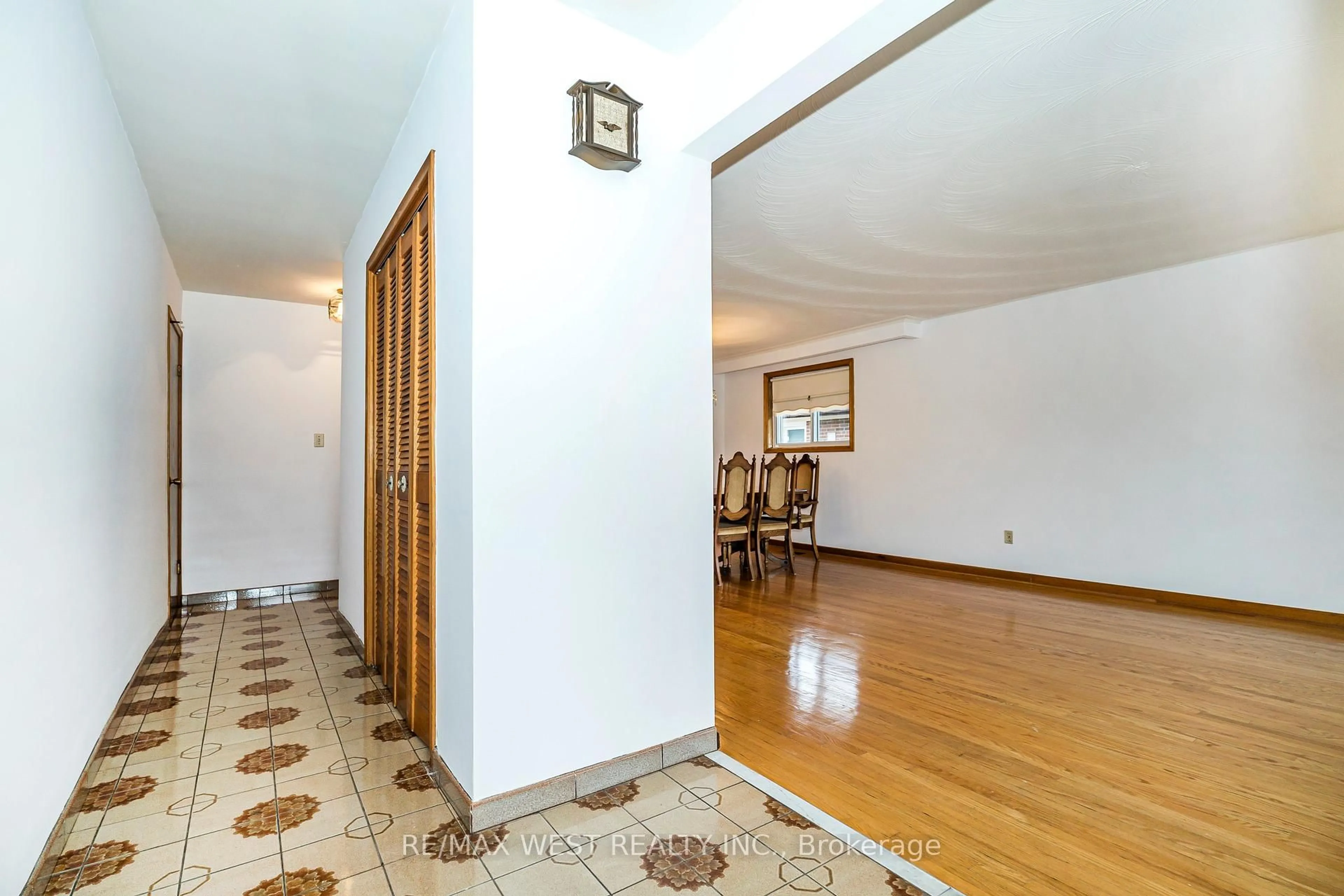 Indoor foyer for 77 Maryhill Dr, Toronto Ontario M9V 3C3