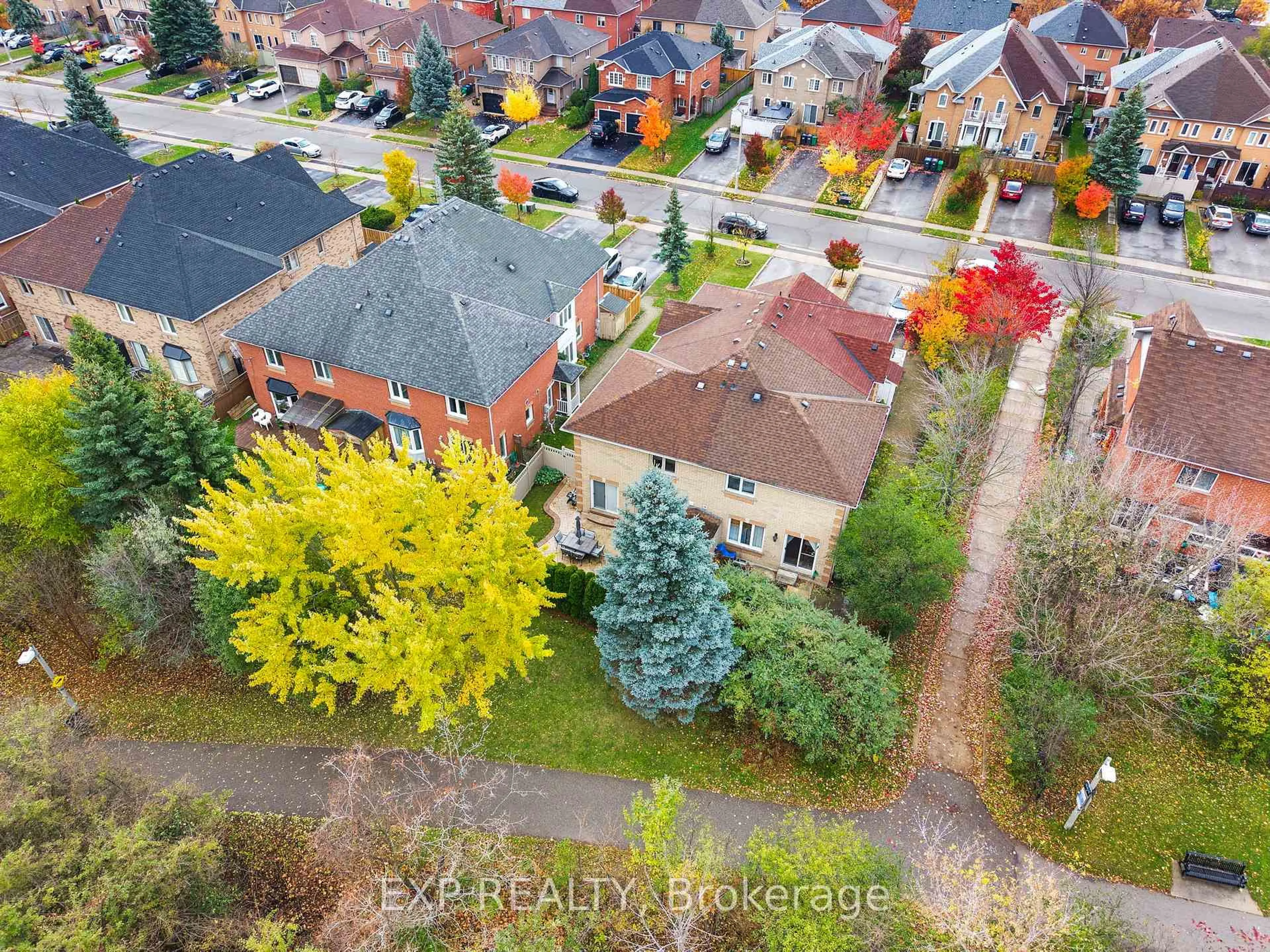 A pic from outside/outdoor area/front of a property/back of a property/a pic from drone, street for 70 Pressed Brick Dr, Brampton Ontario L6V 4K4