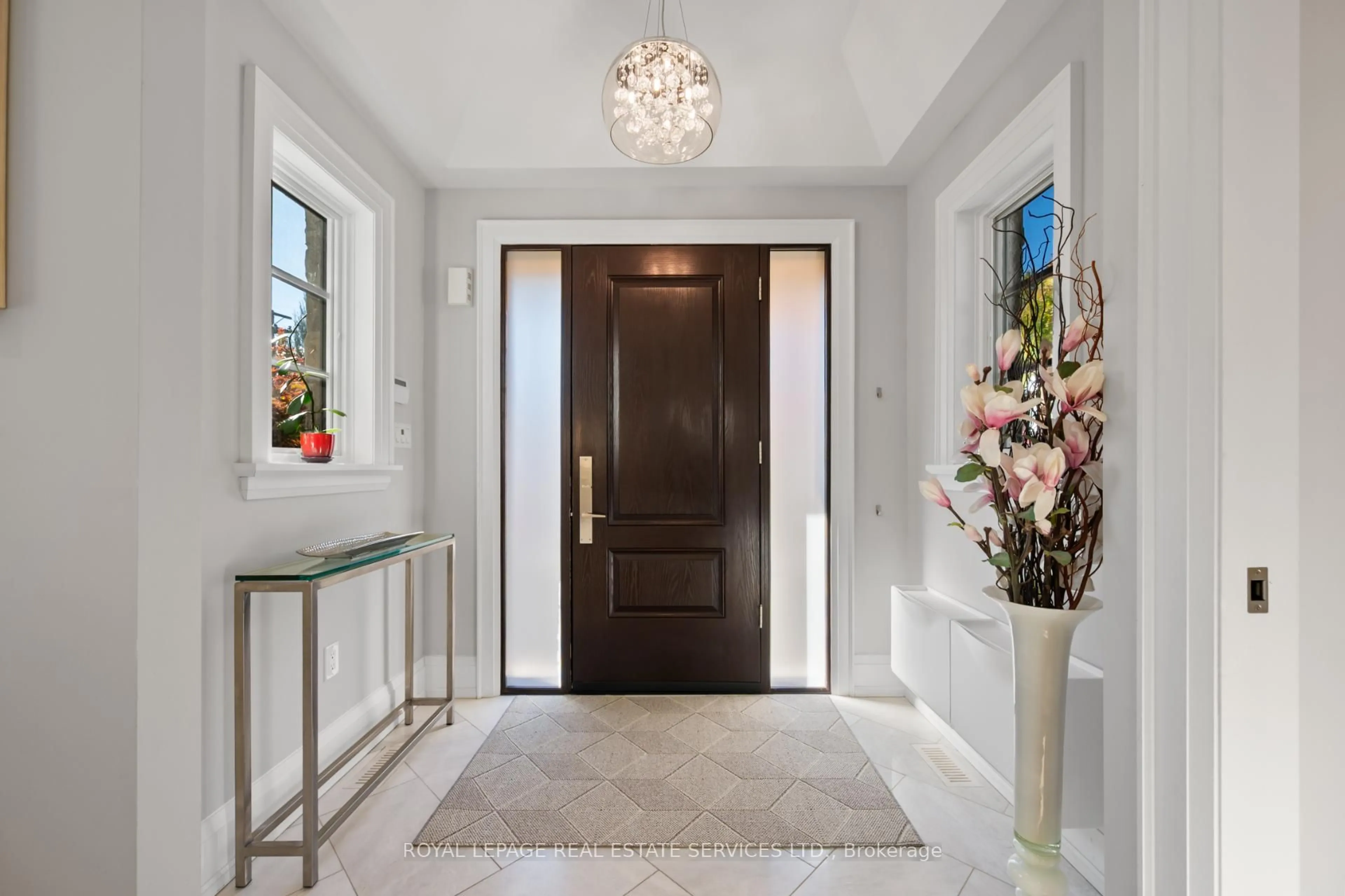 Indoor entryway for 22 Fairmar Ave, Toronto Ontario M8Y 2C8