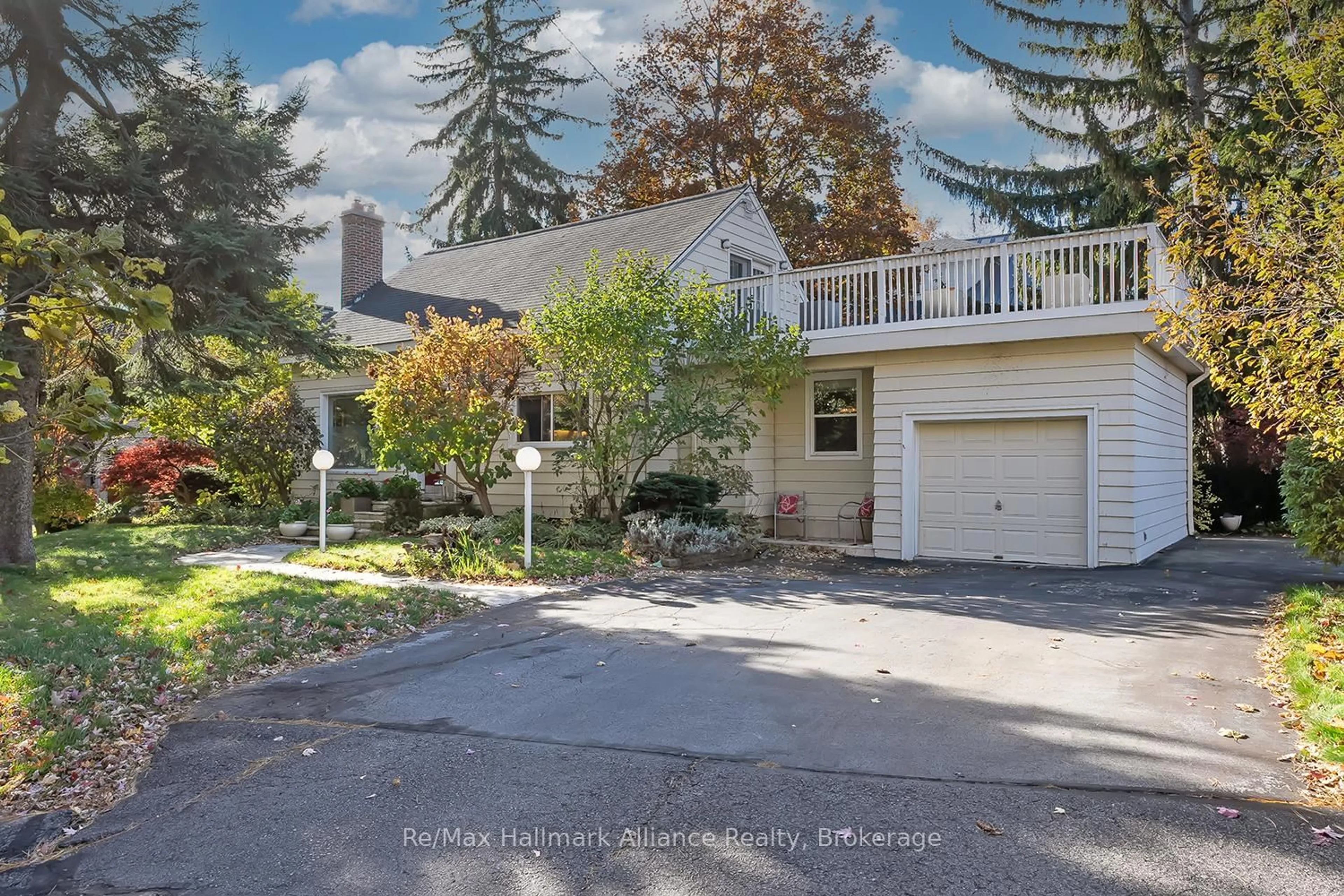 A pic from outside/outdoor area/front of a property/back of a property/a pic from drone, street for 42 Chartwell Rd, Oakville Ontario L6J 3Z4