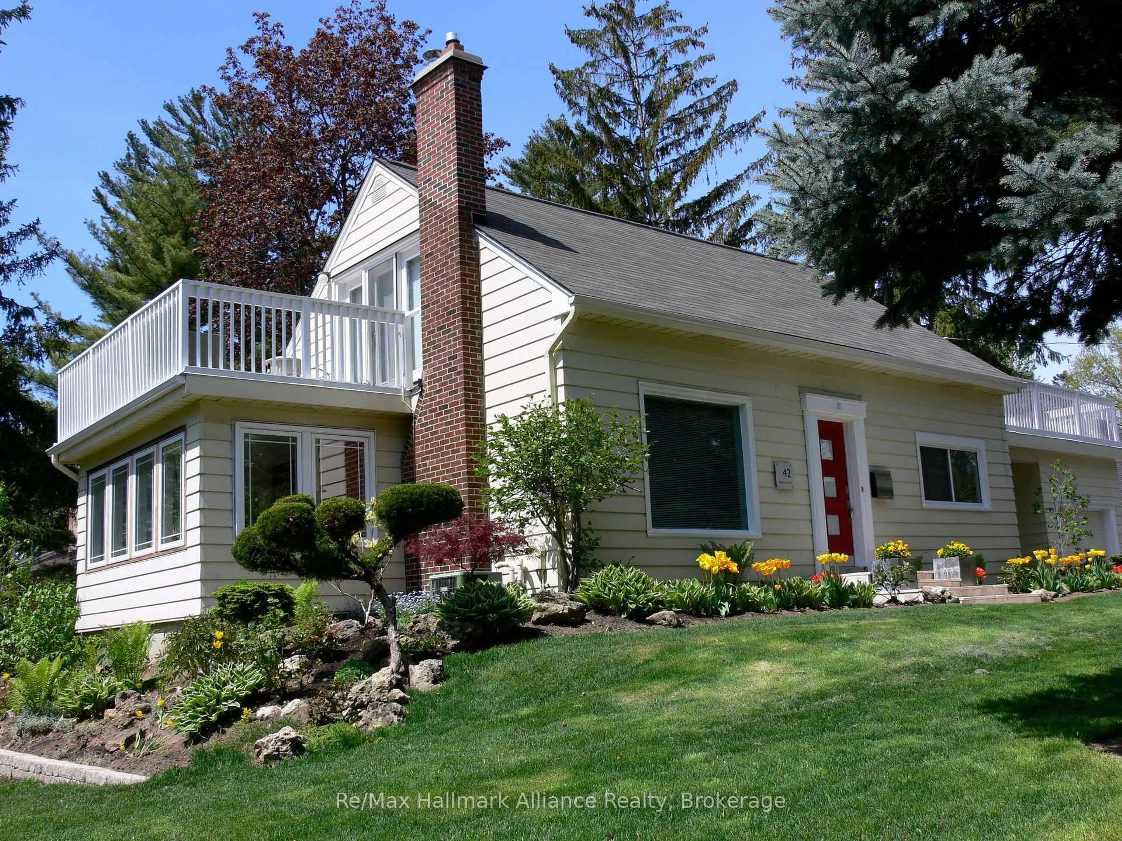 Home with vinyl exterior material, street for 42 Chartwell Rd, Oakville Ontario L6J 3Z4