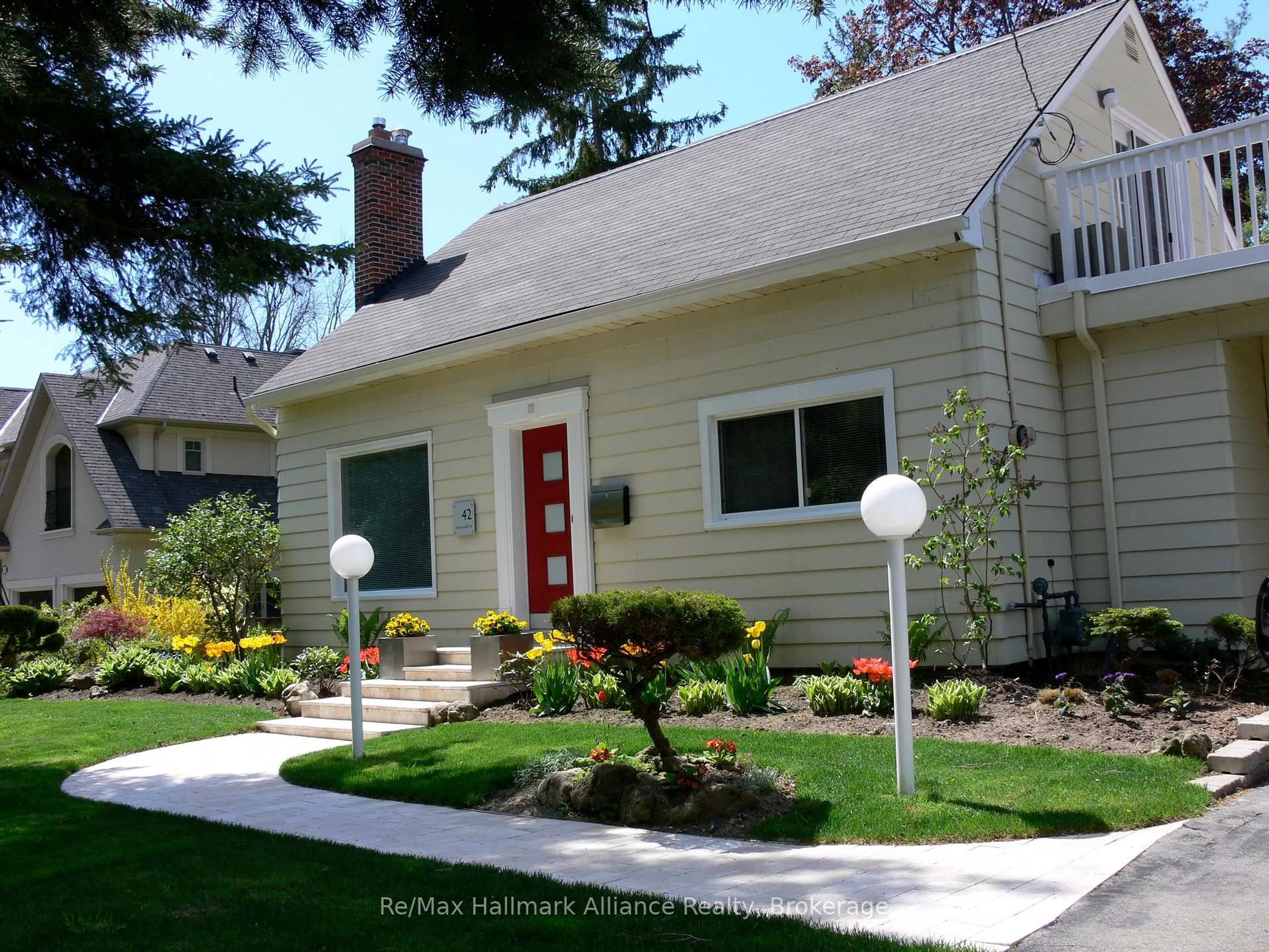 Home with vinyl exterior material, street for 42 Chartwell Rd, Oakville Ontario L6J 3Z4