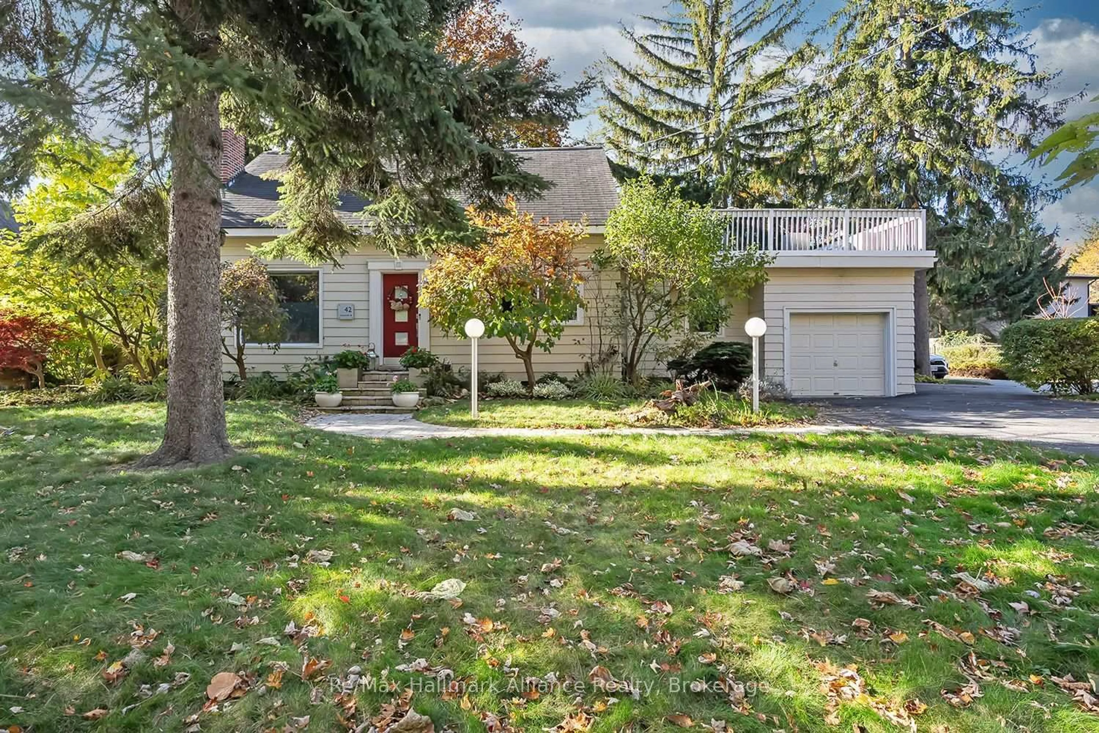 A pic from outside/outdoor area/front of a property/back of a property/a pic from drone, street for 42 Chartwell Rd, Oakville Ontario L6J 3Z4