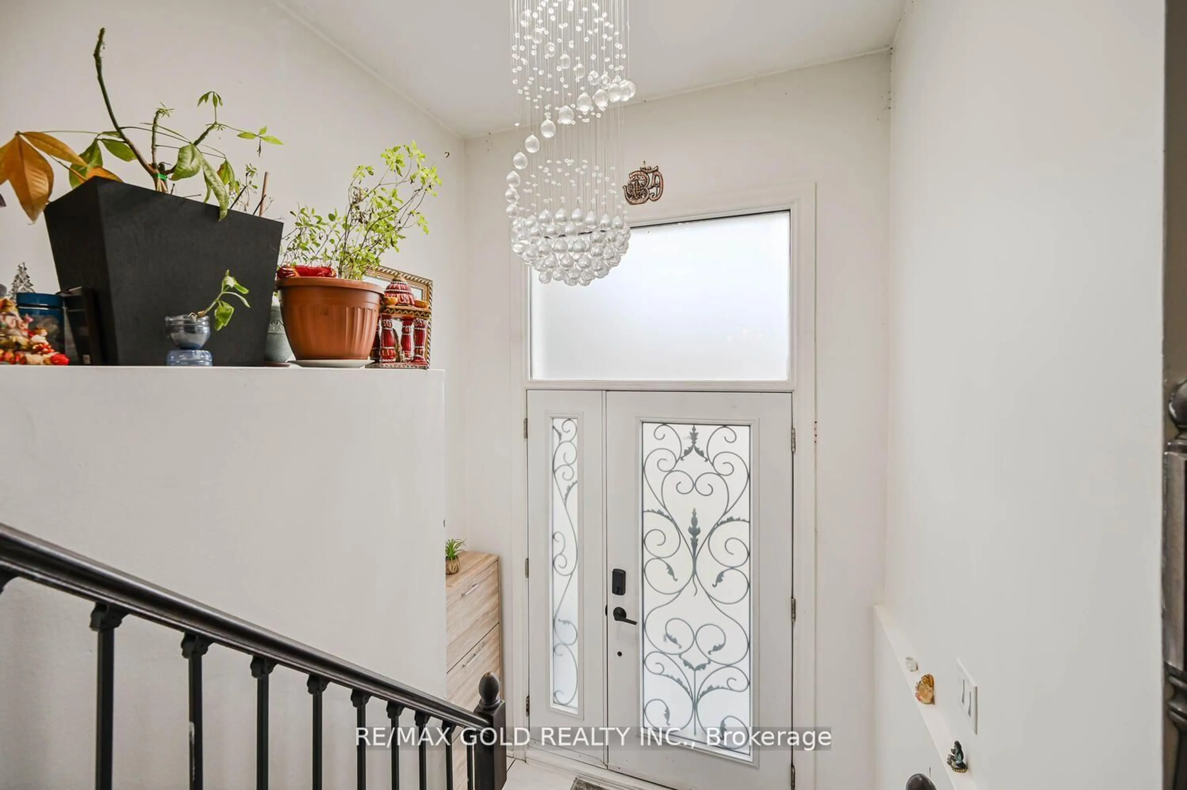 Indoor entryway for 7296 Sigsbee Dr, Mississauga Ontario L4T 4A2