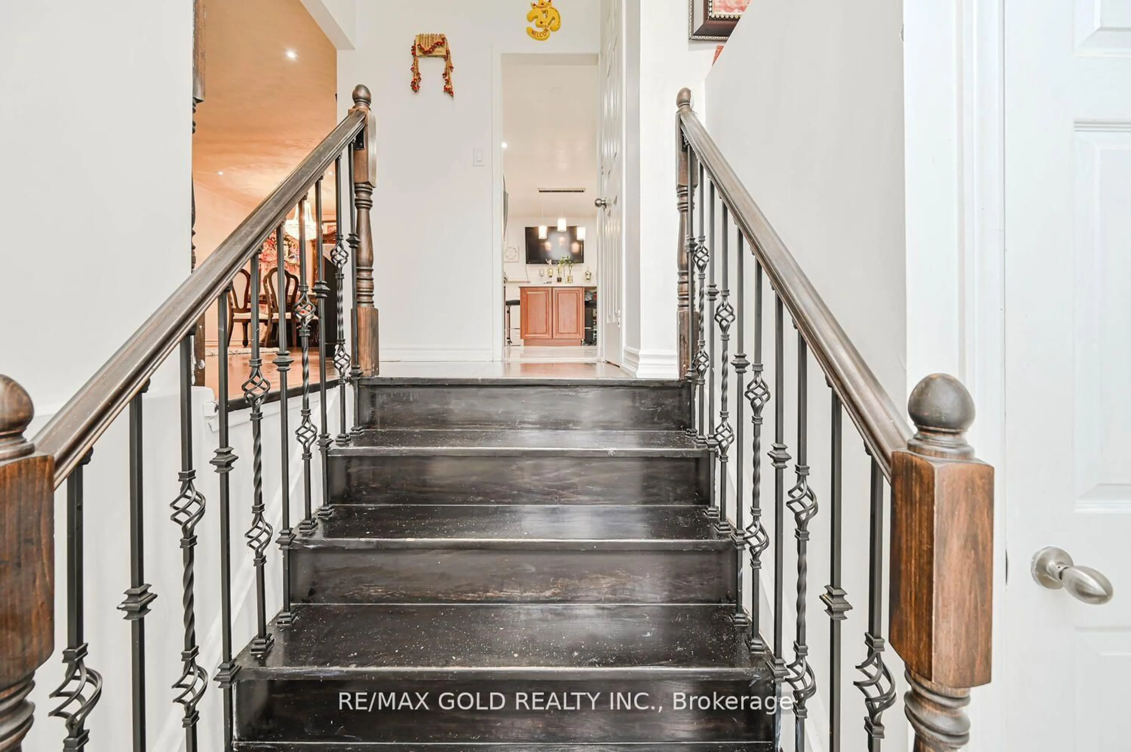 Indoor entryway for 7296 Sigsbee Dr, Mississauga Ontario L4T 4A2