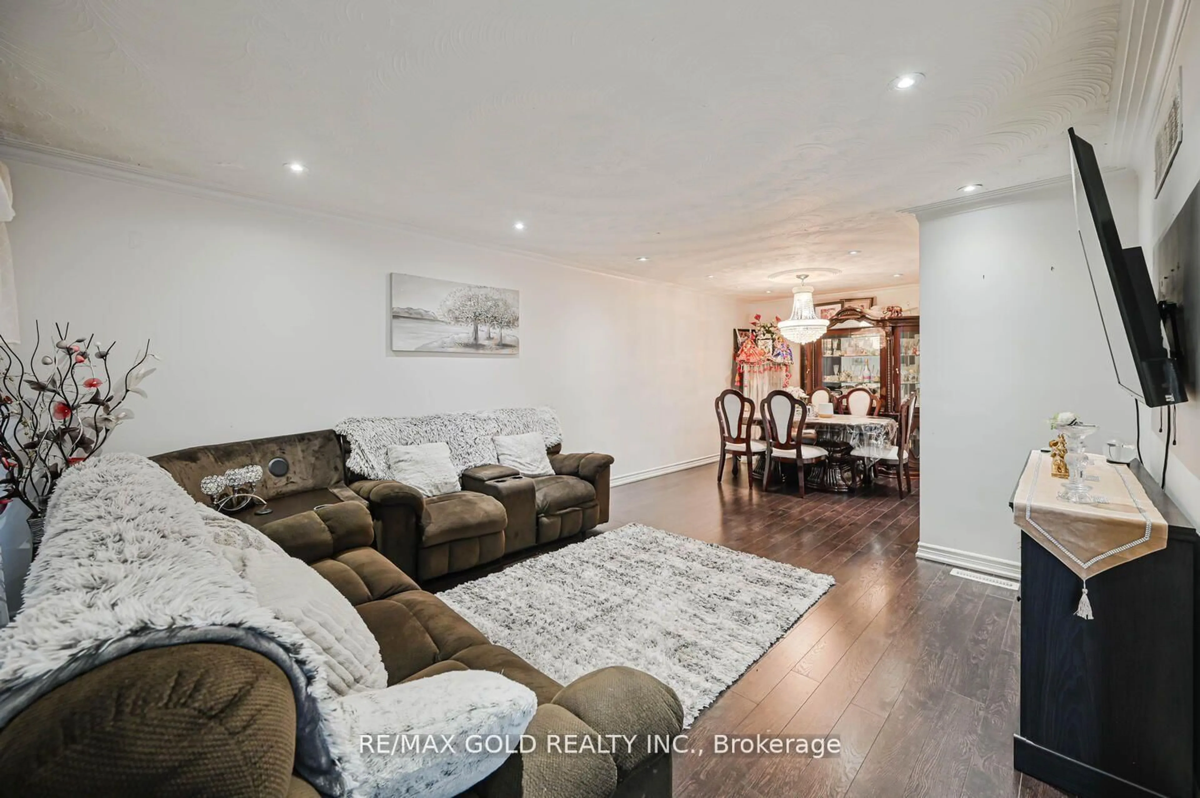 Living room with furniture, wood/laminate floor for 7296 Sigsbee Dr, Mississauga Ontario L4T 4A2