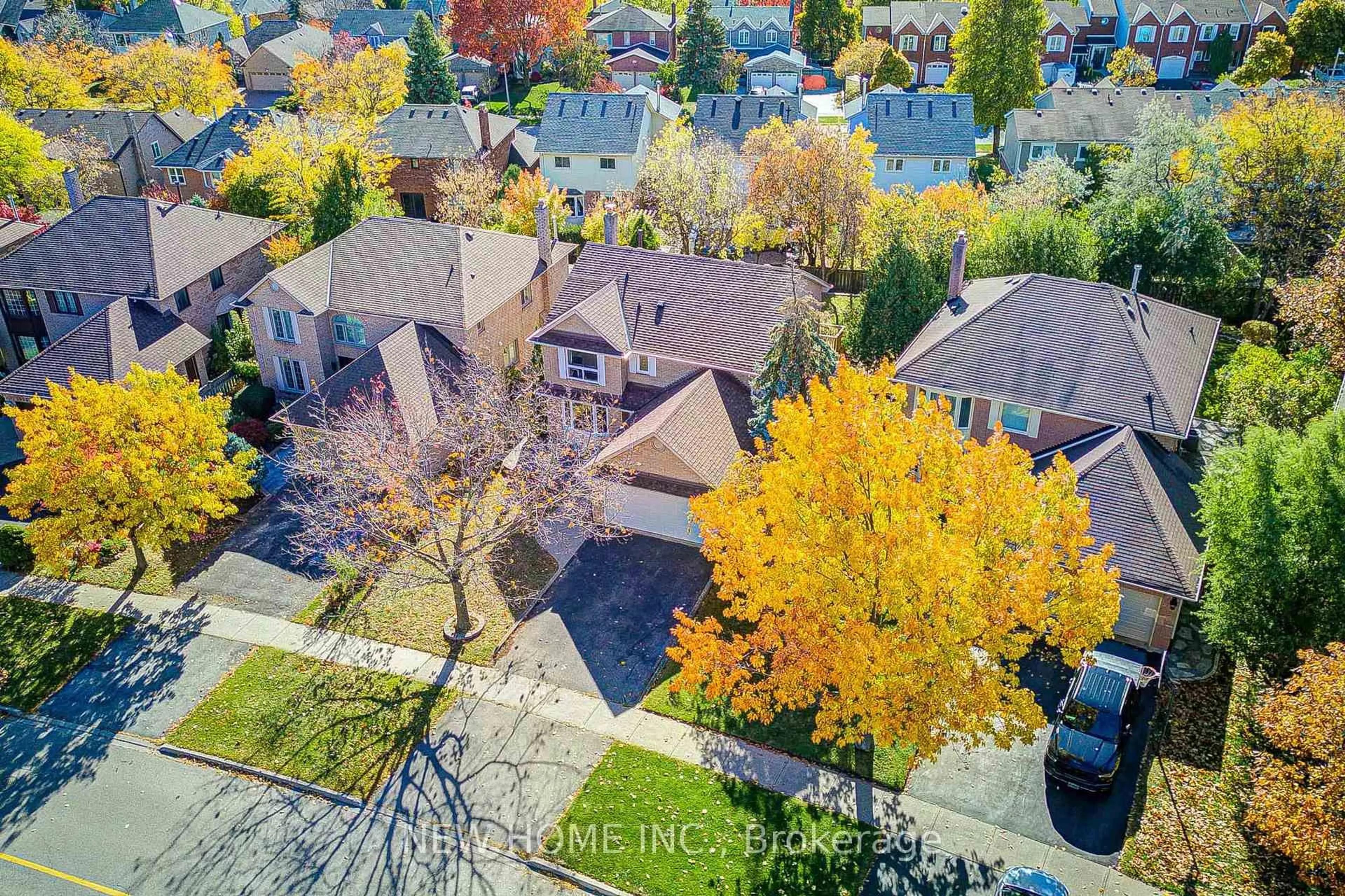 A pic from outside/outdoor area/front of a property/back of a property/a pic from drone, street for 2106 Oakmead Blvd, Oakville Ontario L6H 5C1