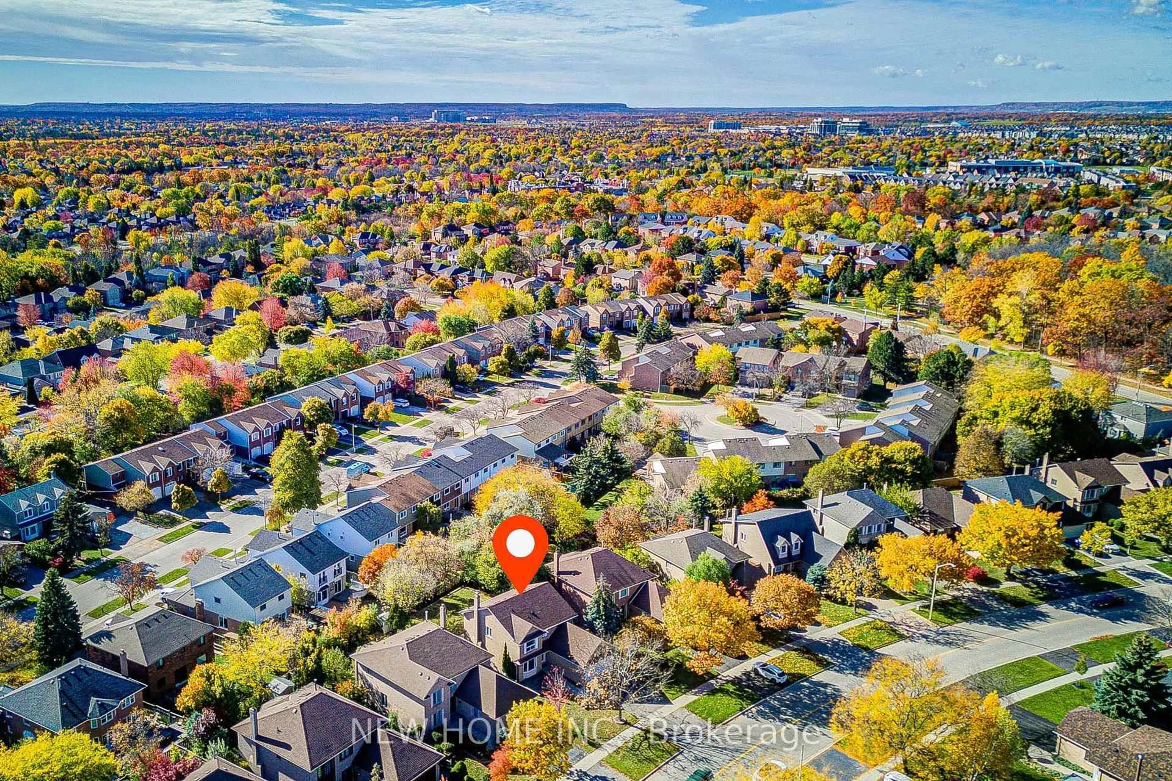 A pic from outside/outdoor area/front of a property/back of a property/a pic from drone, street for 2106 Oakmead Blvd, Oakville Ontario L6H 5C1