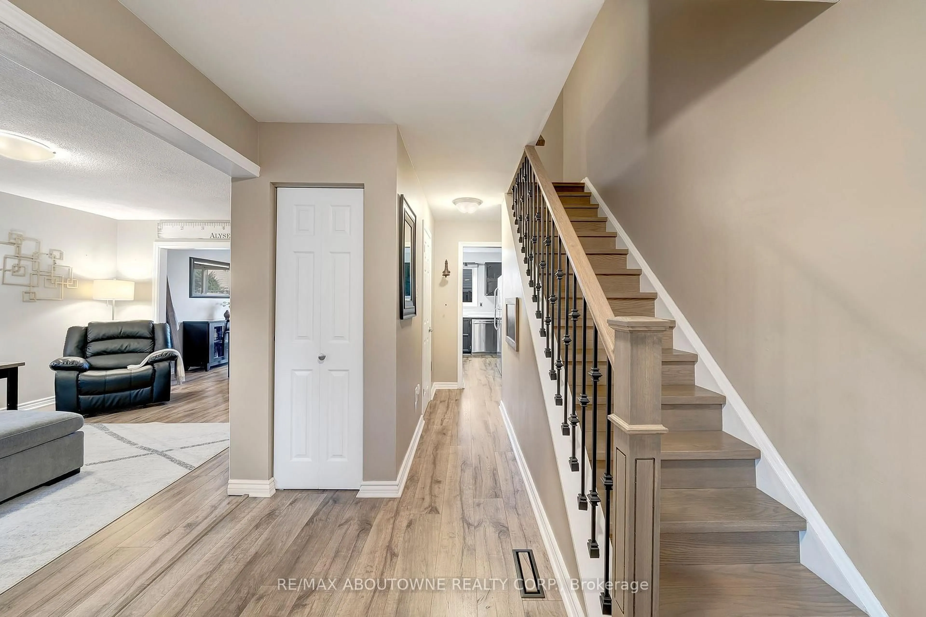 Indoor entryway for 5475 Lakeshore Rd #29, Burlington Ontario L7L 1E1