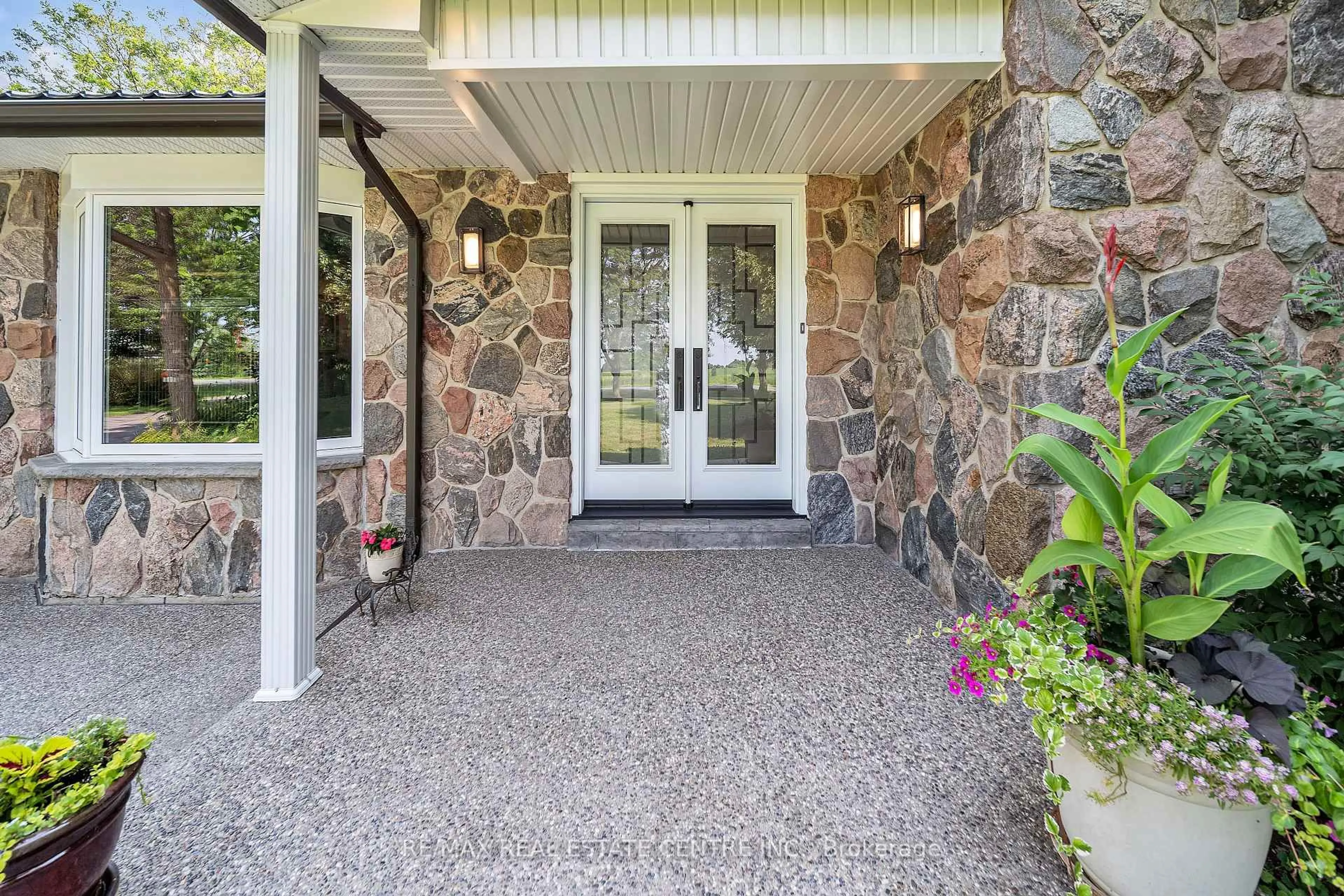 Indoor entryway for 8438 Ninth Line, Halton Hills Ontario L0P 1K0