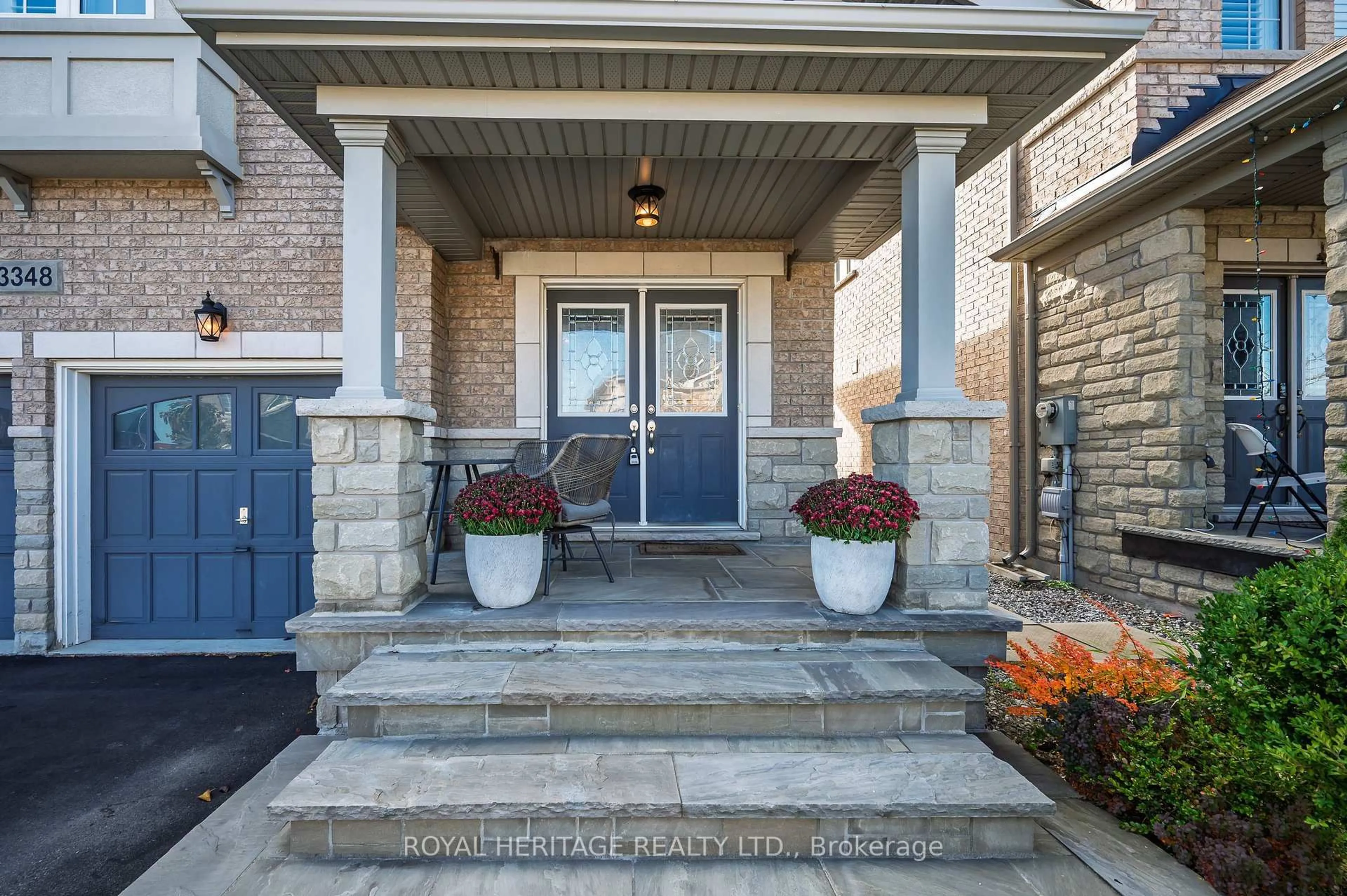 Indoor entryway for 3348 Pottery Dr, Burlington Ontario L7M 0L3