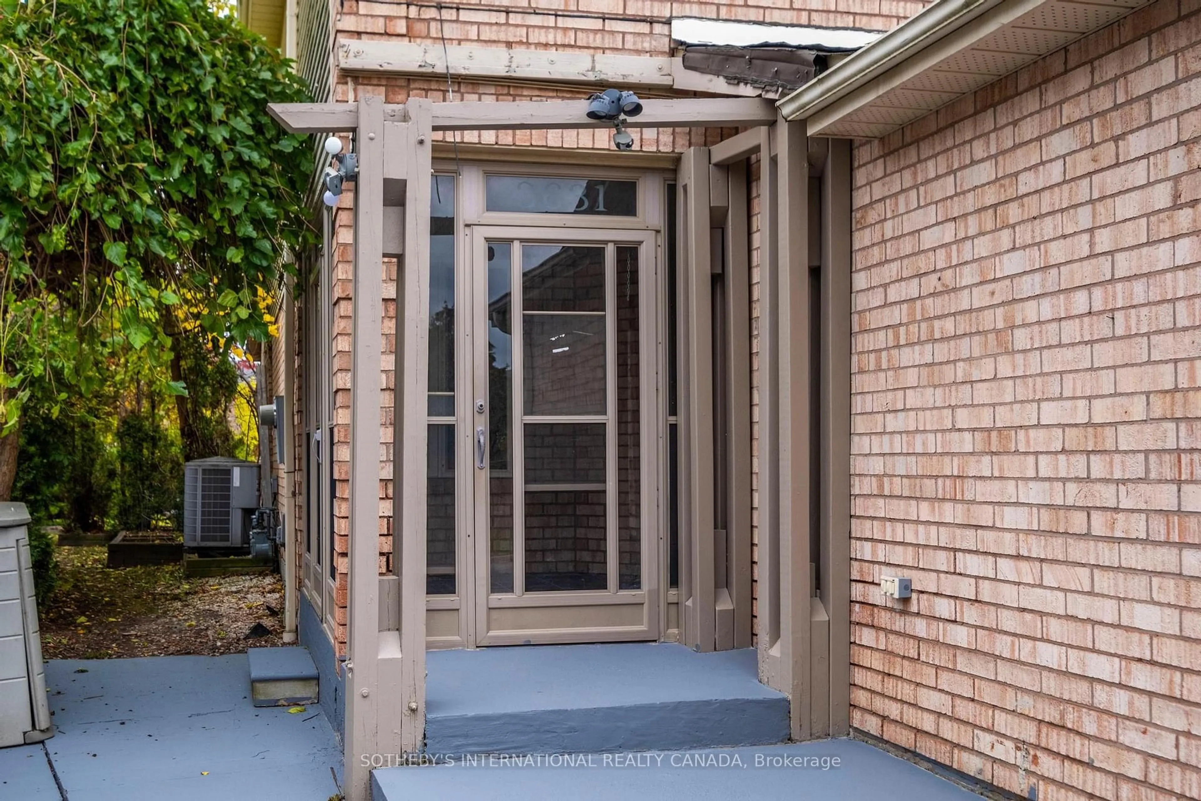 Indoor entryway for 3631 Cherrington Cres, Mississauga Ontario L5L 5C6