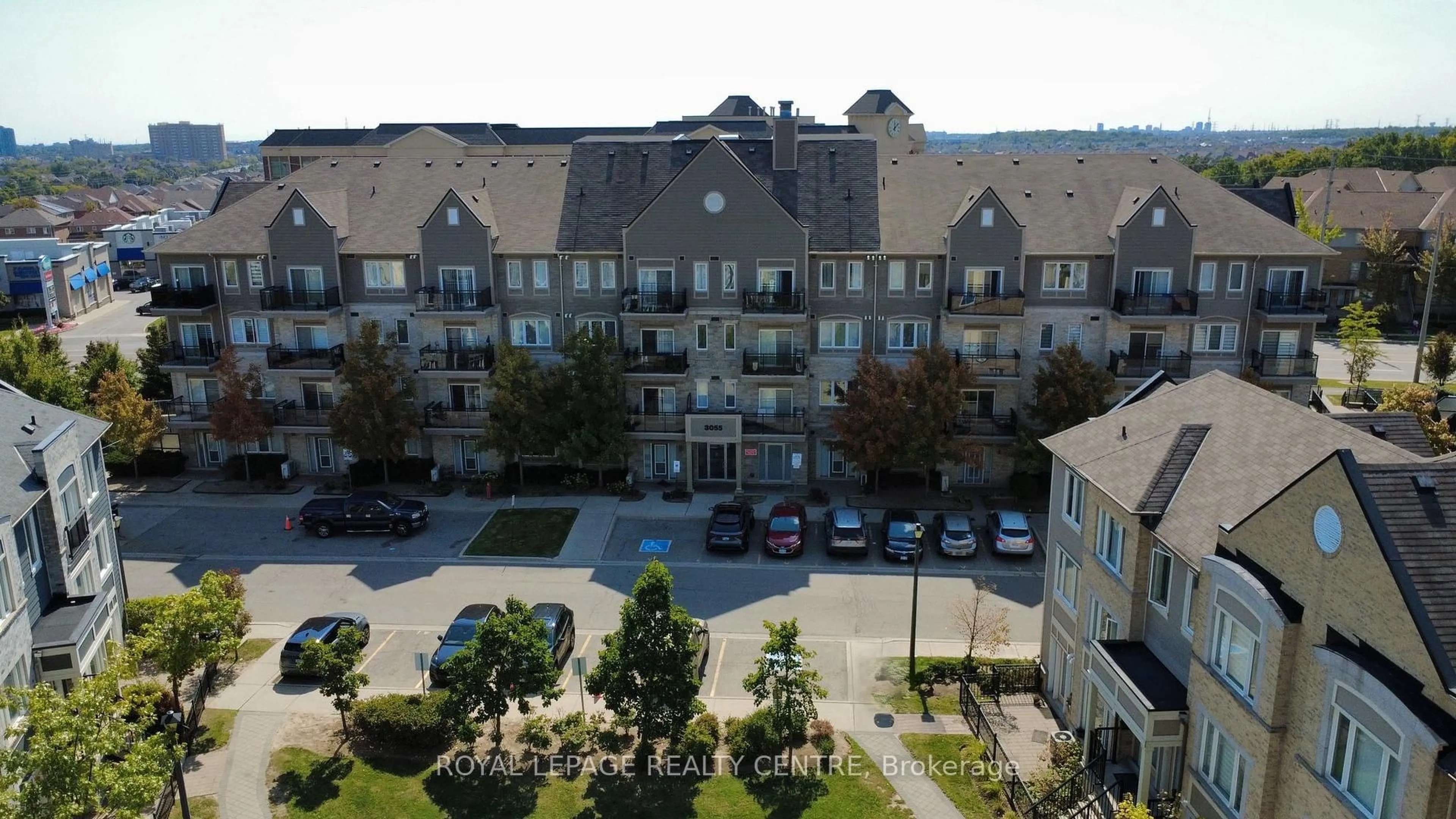 A pic from outside/outdoor area/front of a property/back of a property/a pic from drone, unknown for 3055 Thomas St #113, Mississauga Ontario L5M 0M4