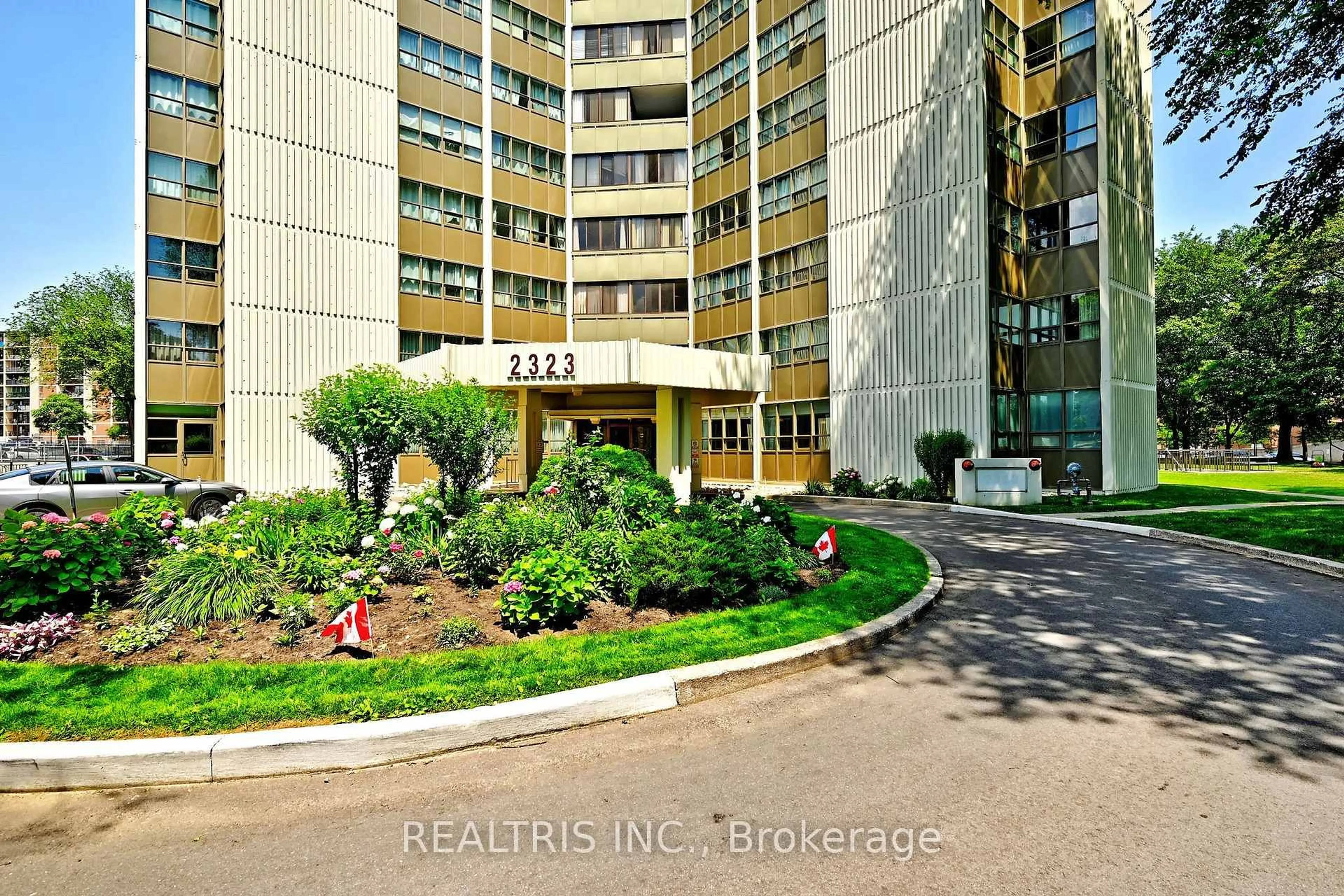 Indoor foyer for 2323 Confederation Pkwy #807, Mississauga Ontario L5B 1R6