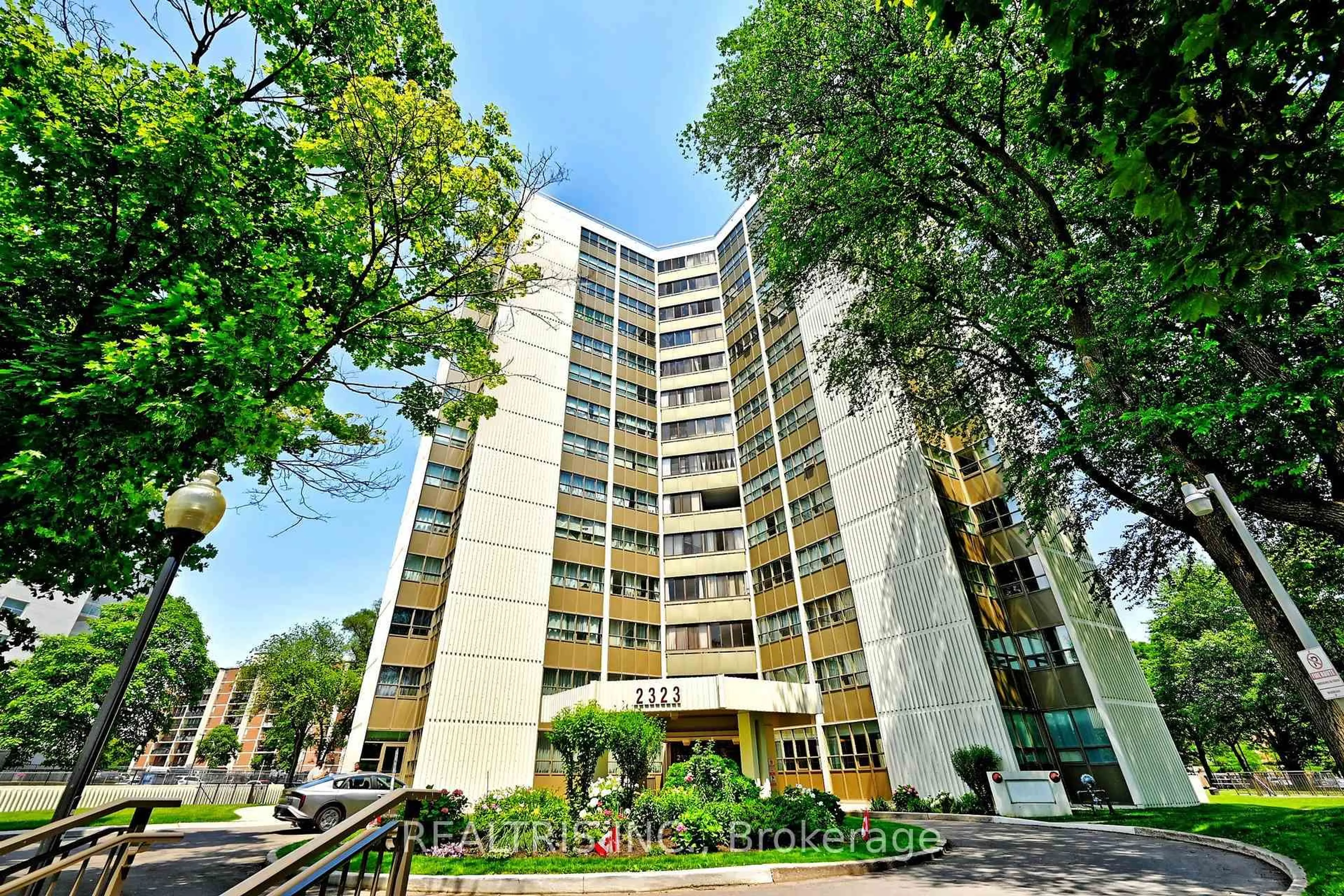 Indoor foyer for 2323 Confederation Pkwy #807, Mississauga Ontario L5B 1R6