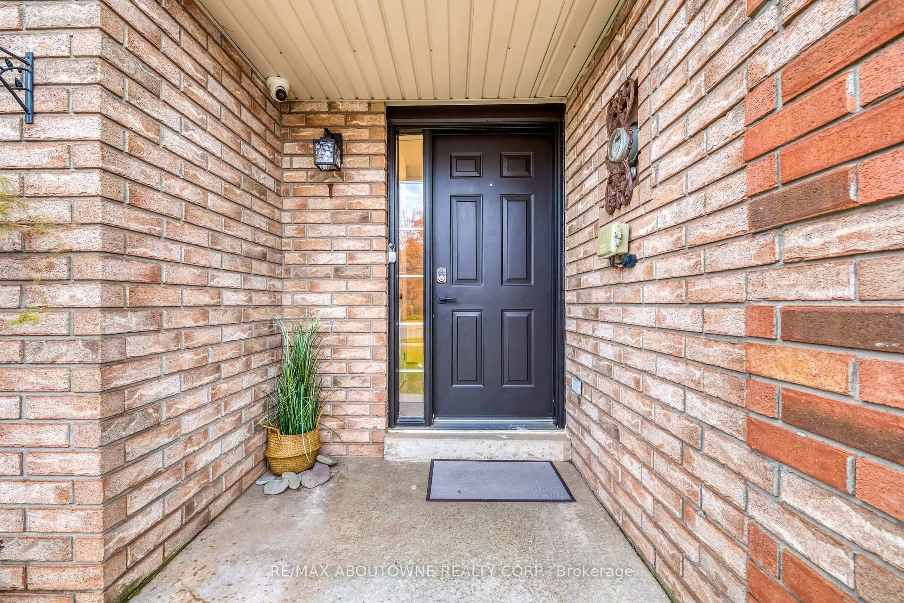 Indoor entryway for 2246 Fairbairn Crt, Oakville Ontario L6M 4R2