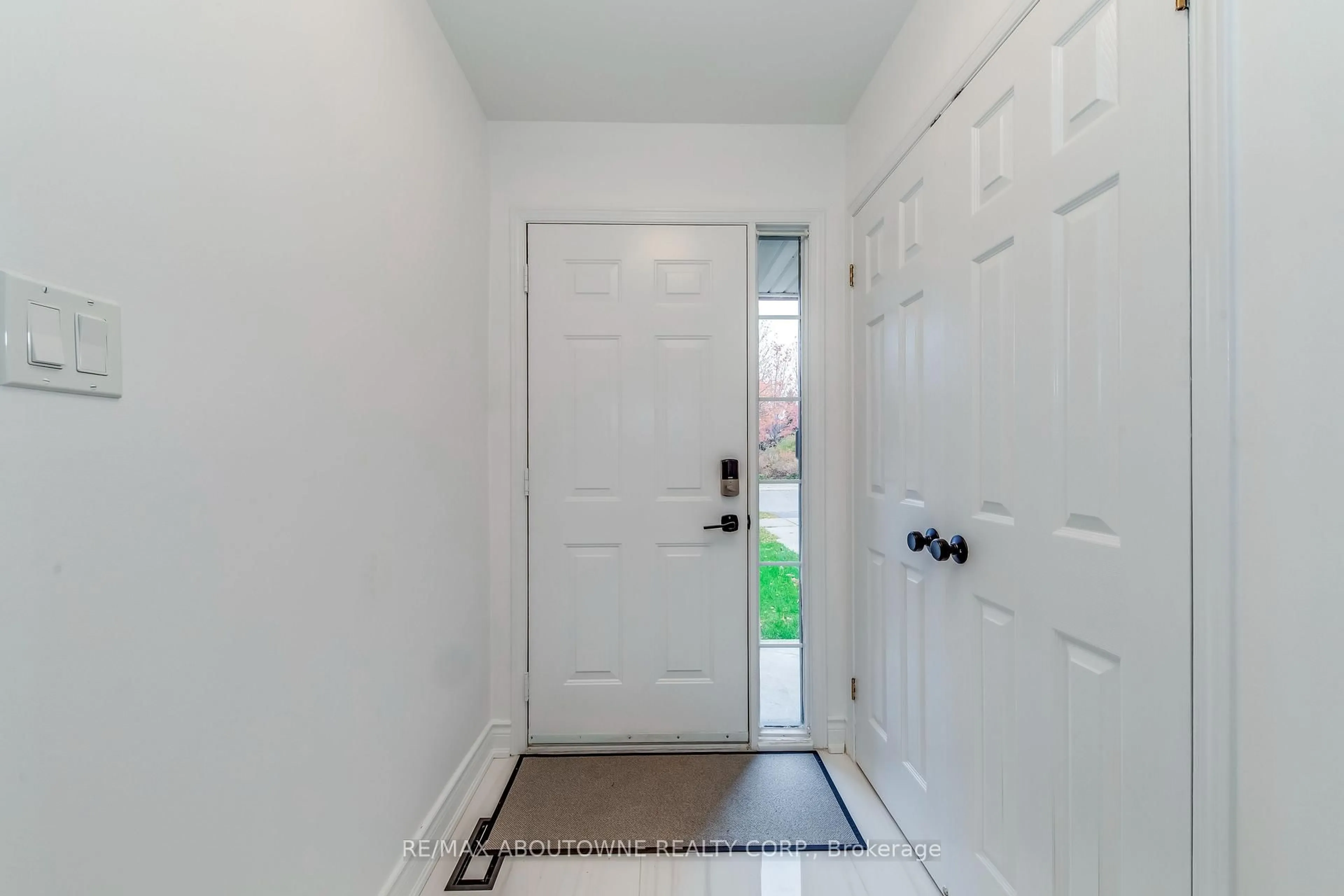 Indoor entryway for 2246 Fairbairn Crt, Oakville Ontario L6M 4R2
