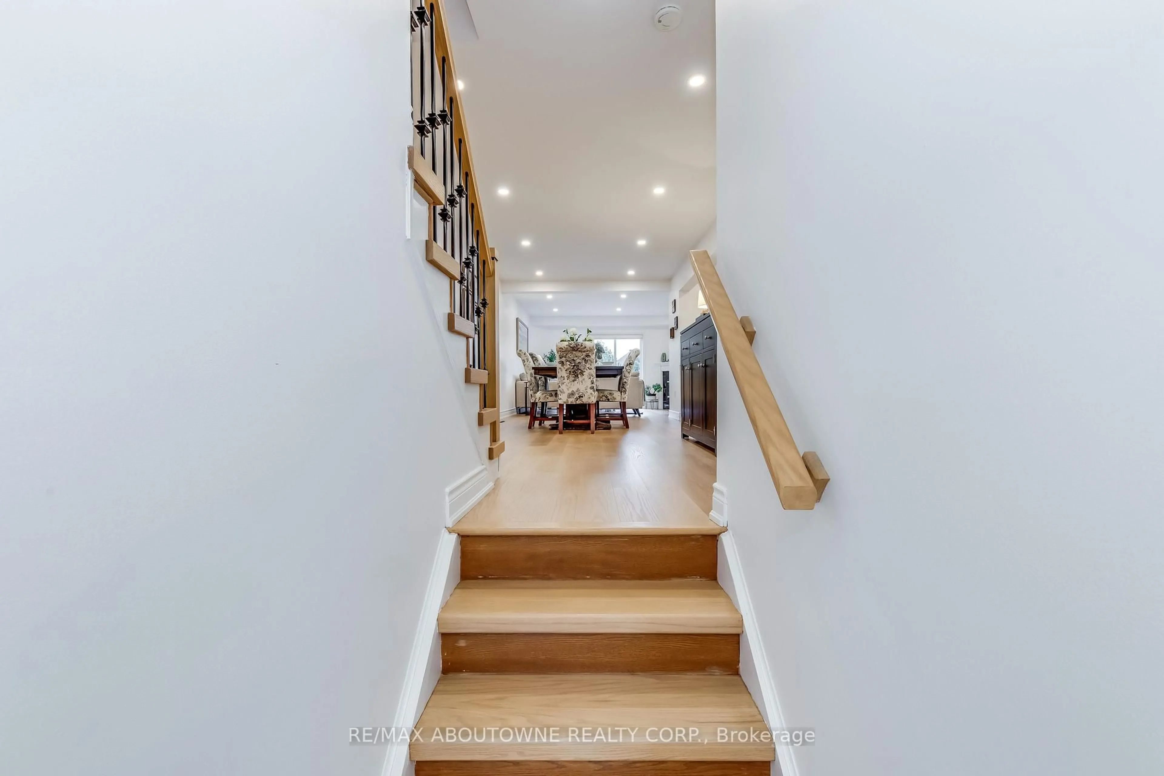 Indoor foyer for 2246 Fairbairn Crt, Oakville Ontario L6M 4R2