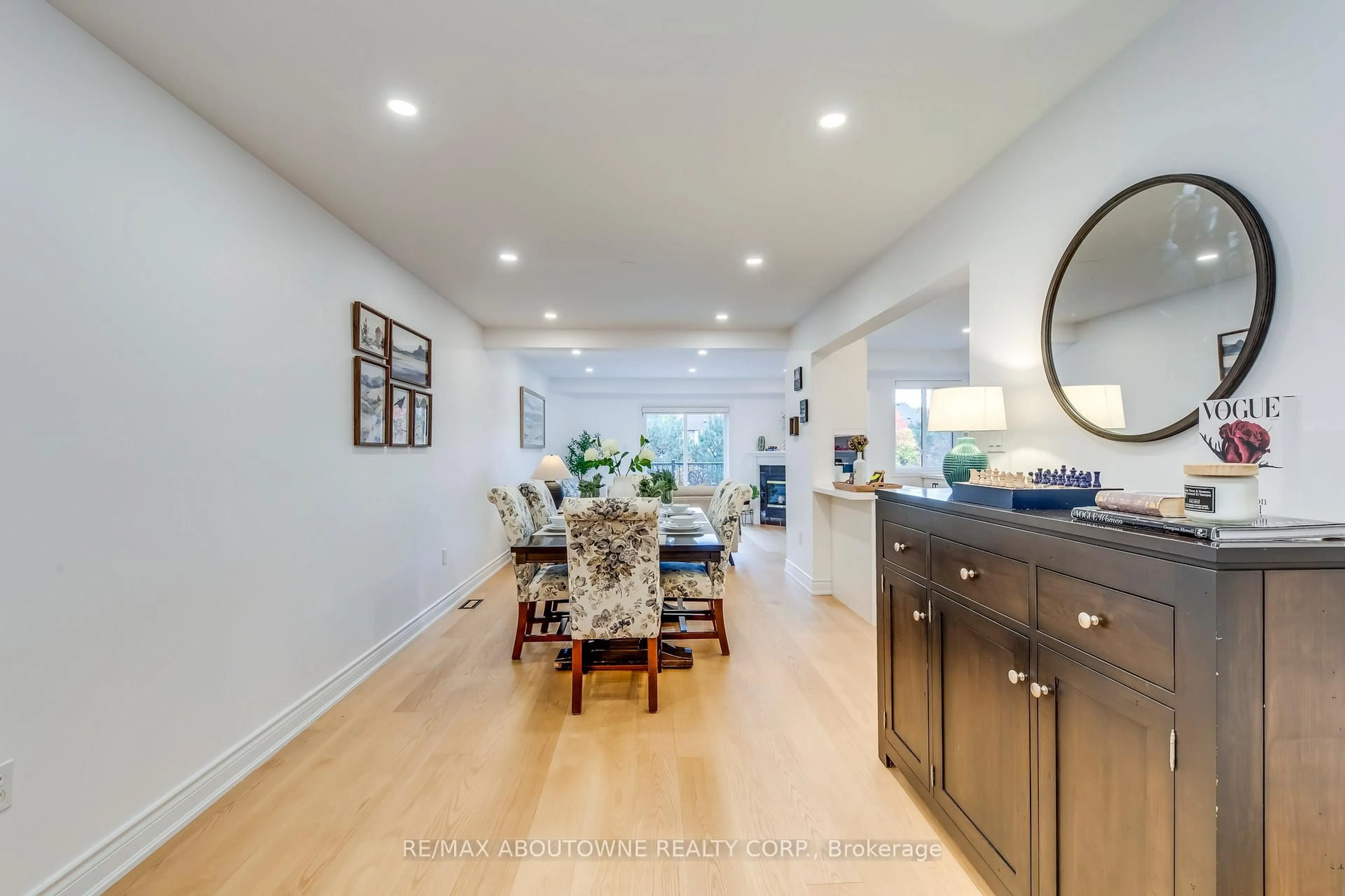 Open concept kitchen, unknown for 2246 Fairbairn Crt, Oakville Ontario L6M 4R2