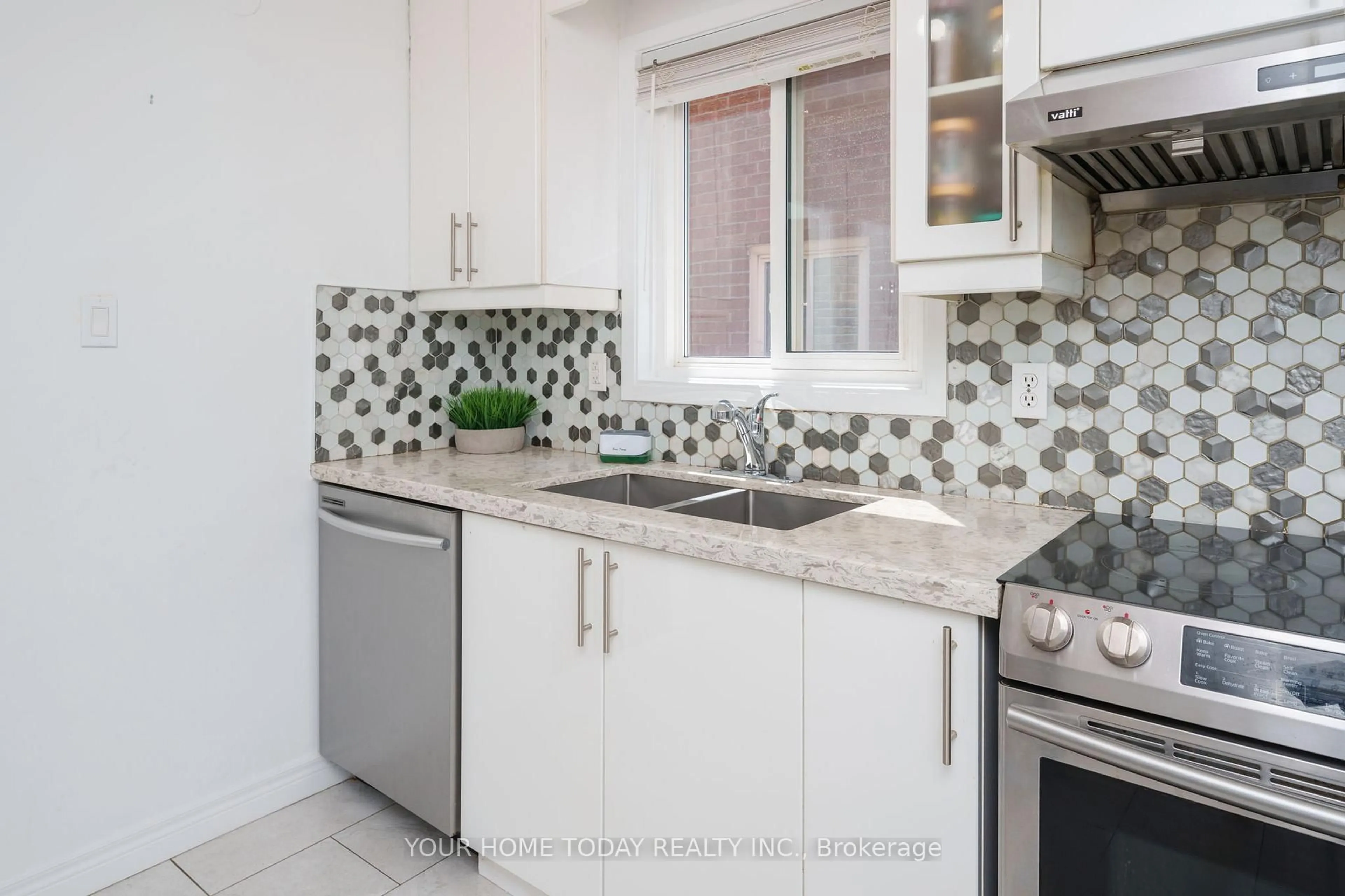 Standard kitchen, ceramic/tile floor for 18 Alabaster Dr, Brampton Ontario L6V 4E4