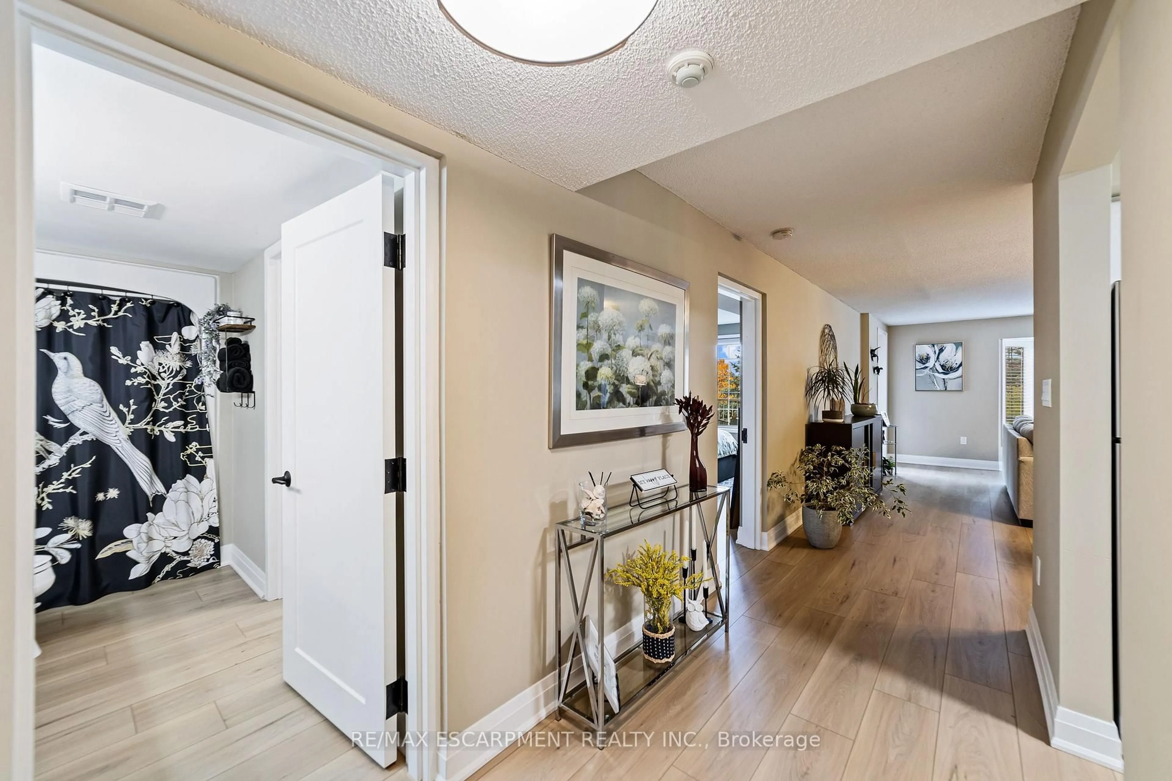 Indoor entryway for 216 Plains Rd #B403, Burlington Ontario L7T 4K8