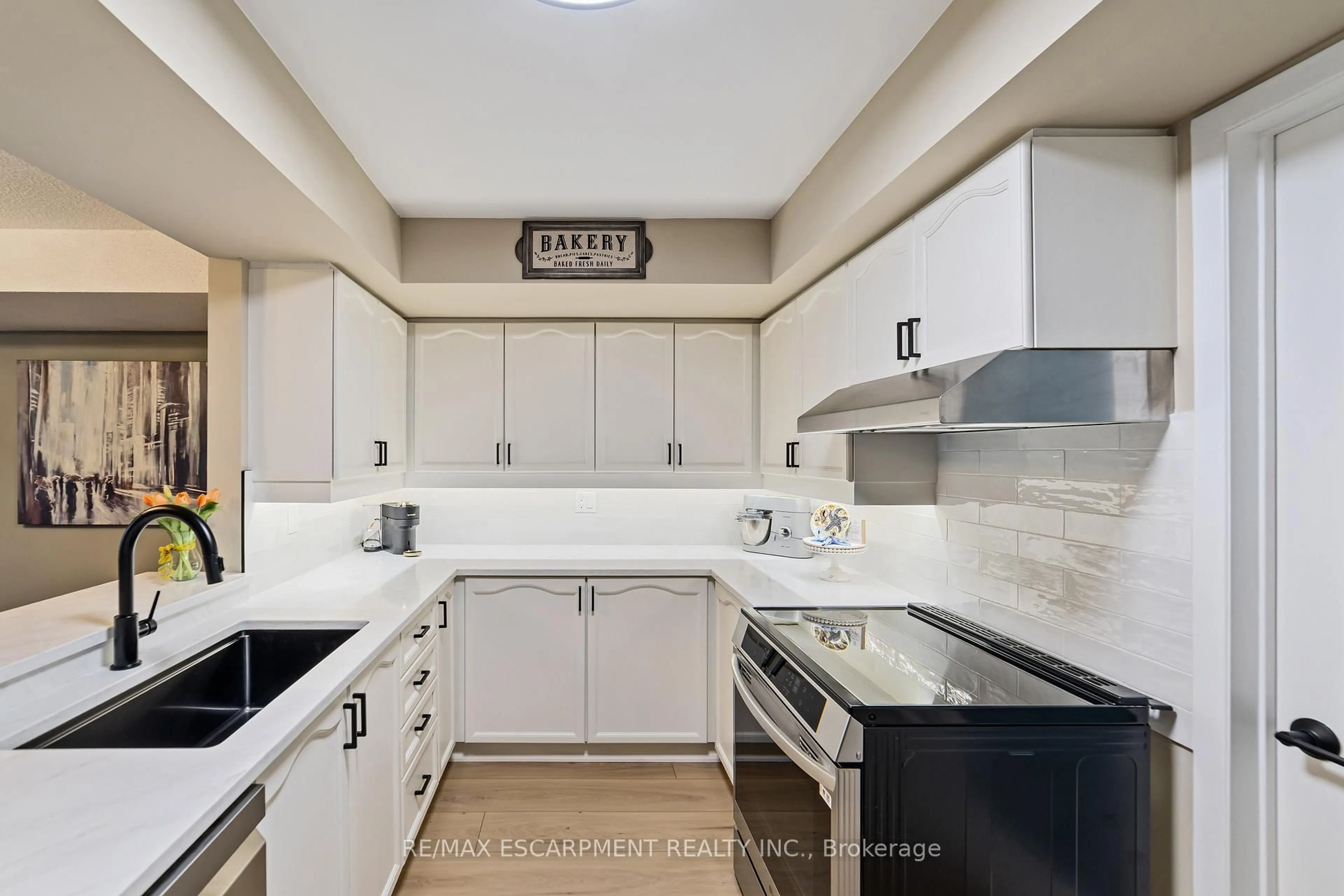 Standard kitchen, ceramic/tile floor for 216 Plains Rd #B403, Burlington Ontario L7T 4K8