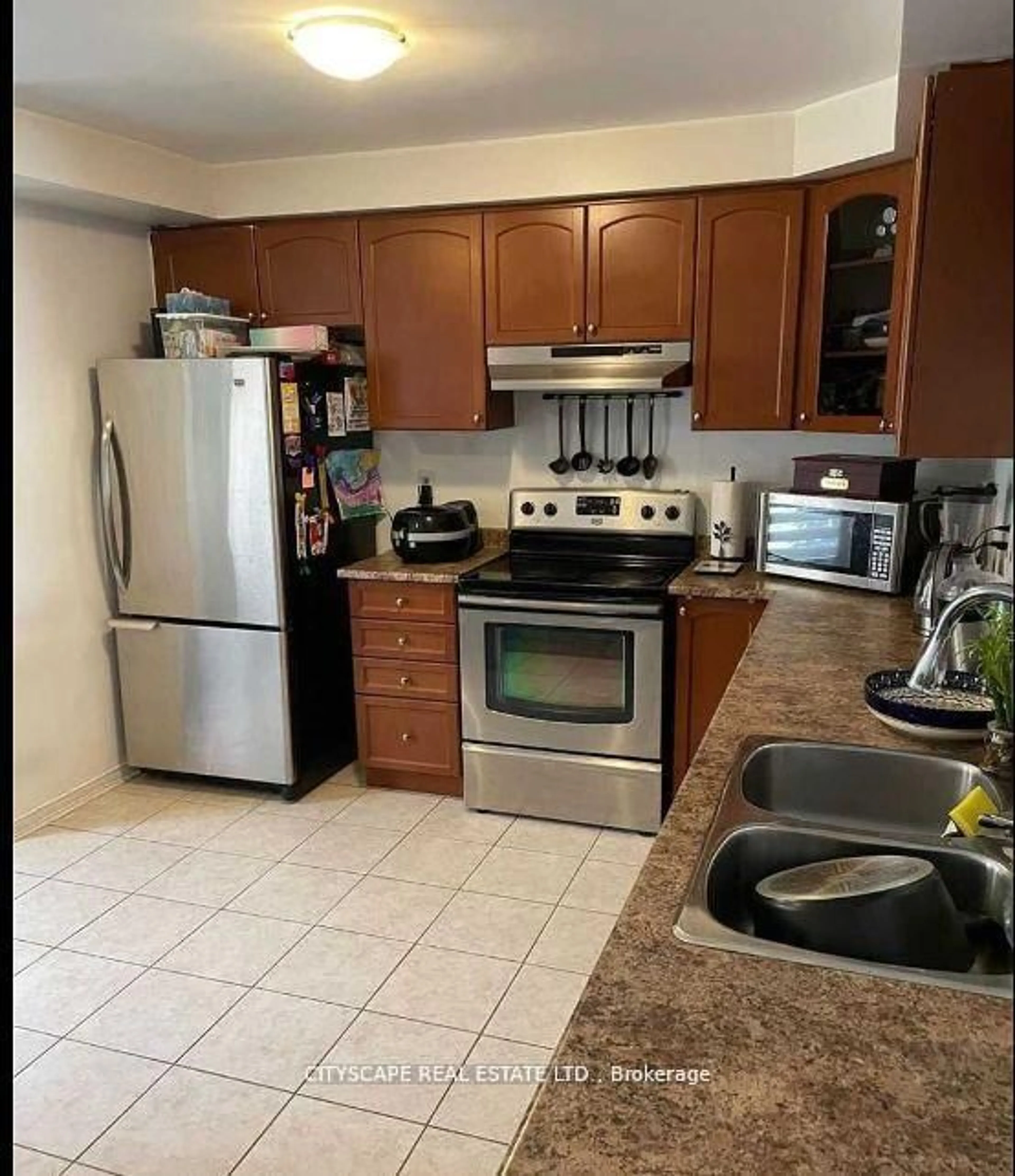 Standard kitchen, unknown for 5725 Tenth Line #7, Mississauga Ontario L5M 0P7