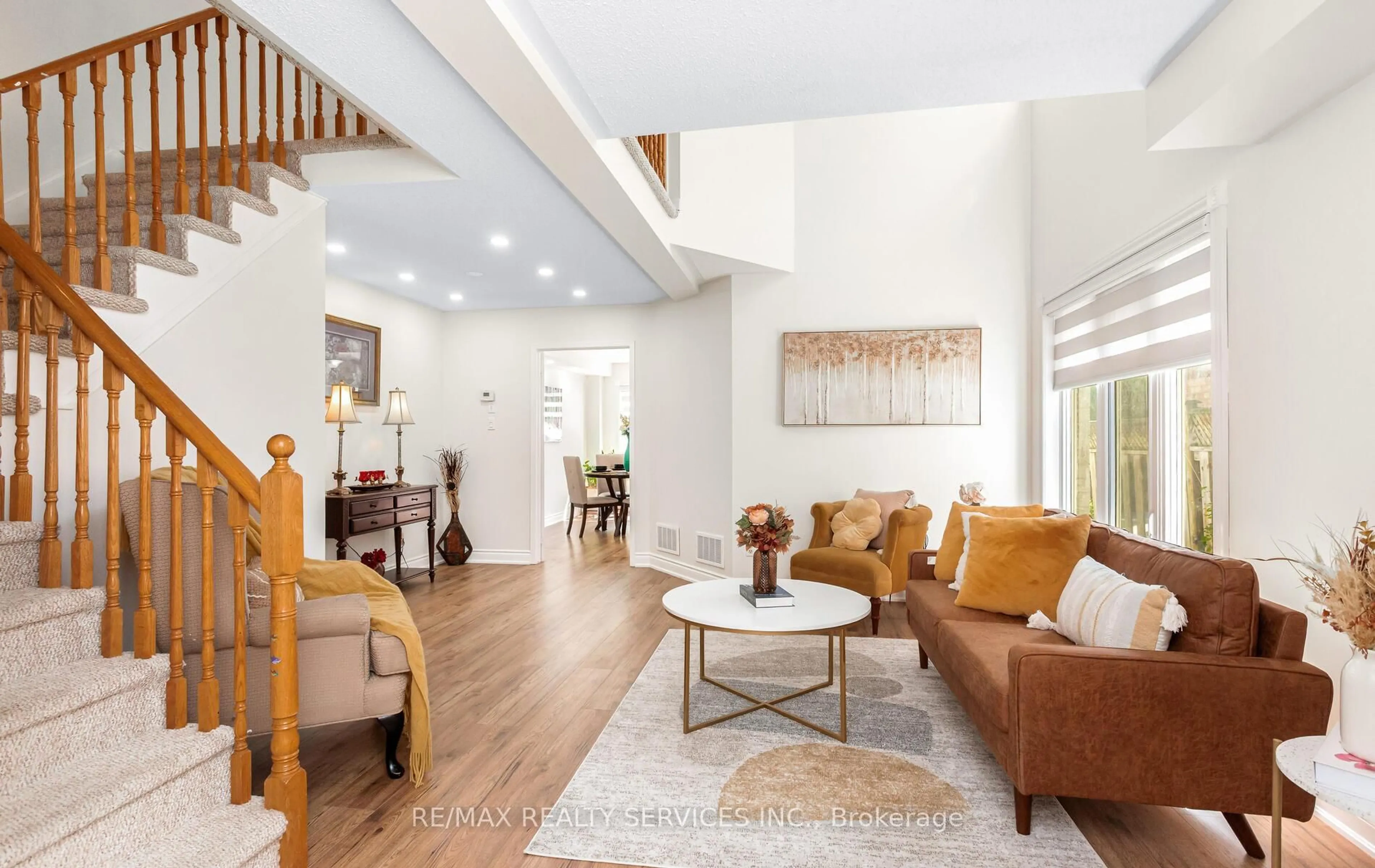 Living room with furniture, unknown for 3912 Zenith Crt, Mississauga Ontario L5N 7H7