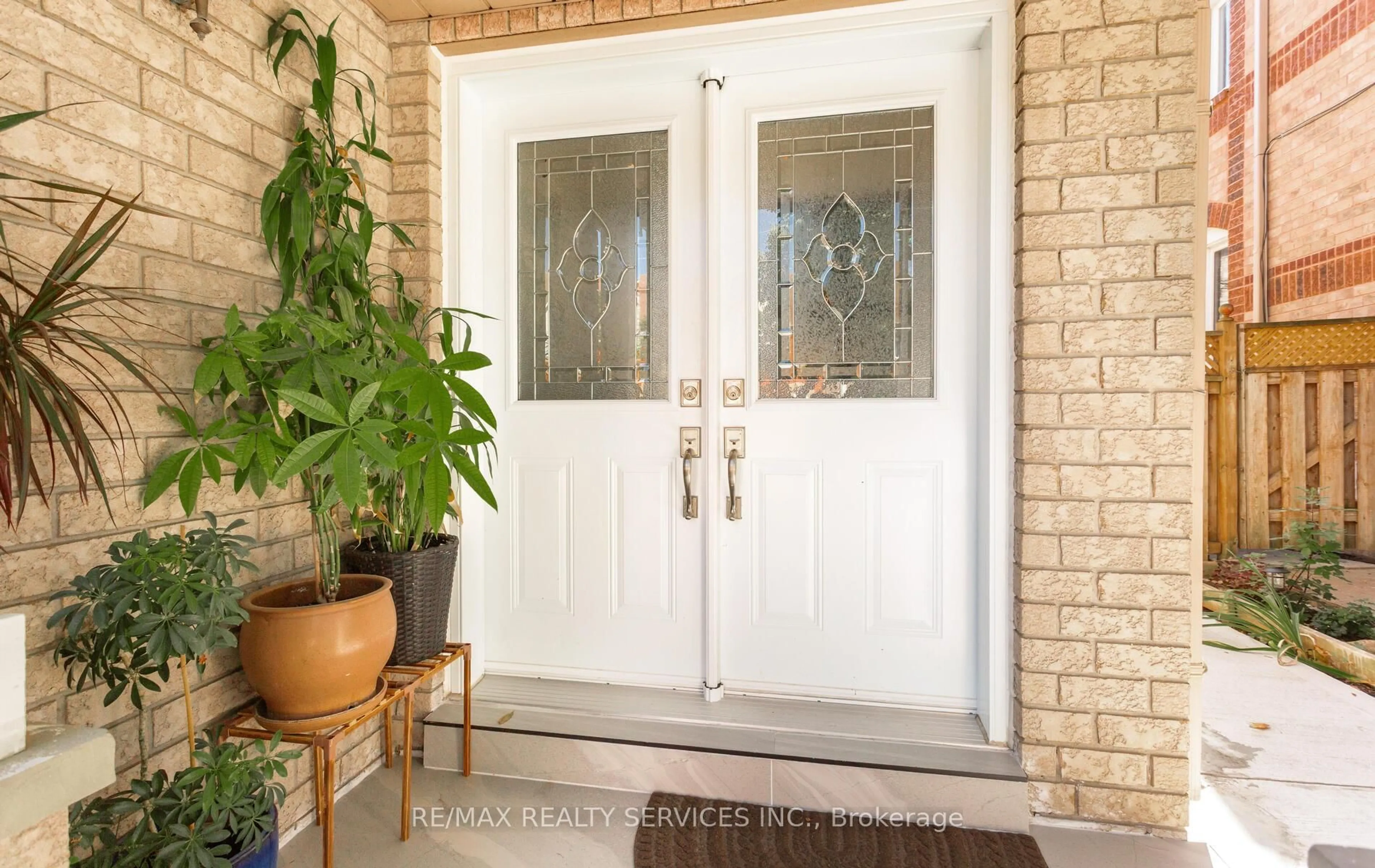 Indoor entryway for 3912 Zenith Crt, Mississauga Ontario L5N 7H7