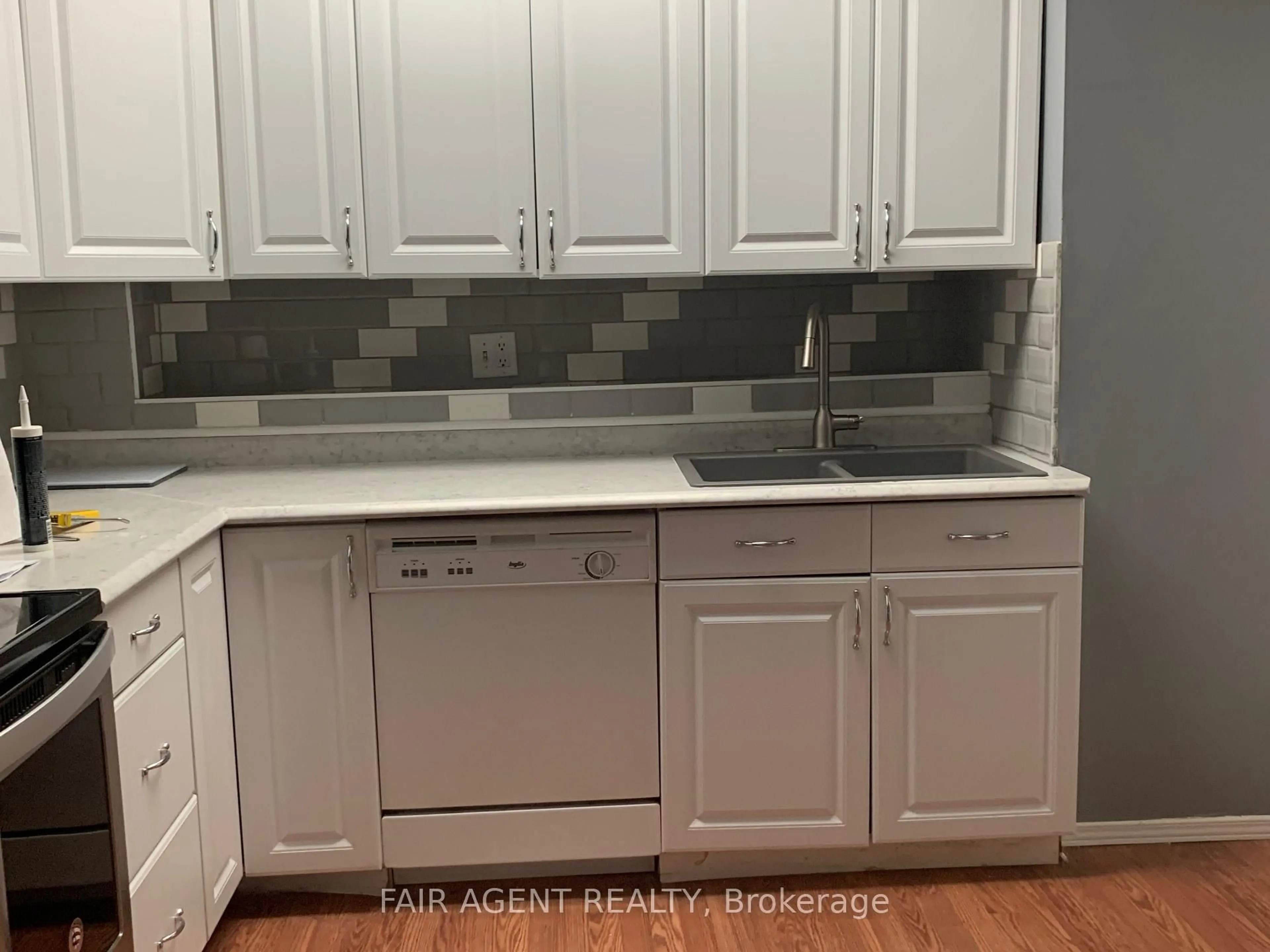 Standard kitchen, ceramic/tile floor for 20 Mississauga Valley Blvd #1808, Mississauga Ontario L5A 3S1