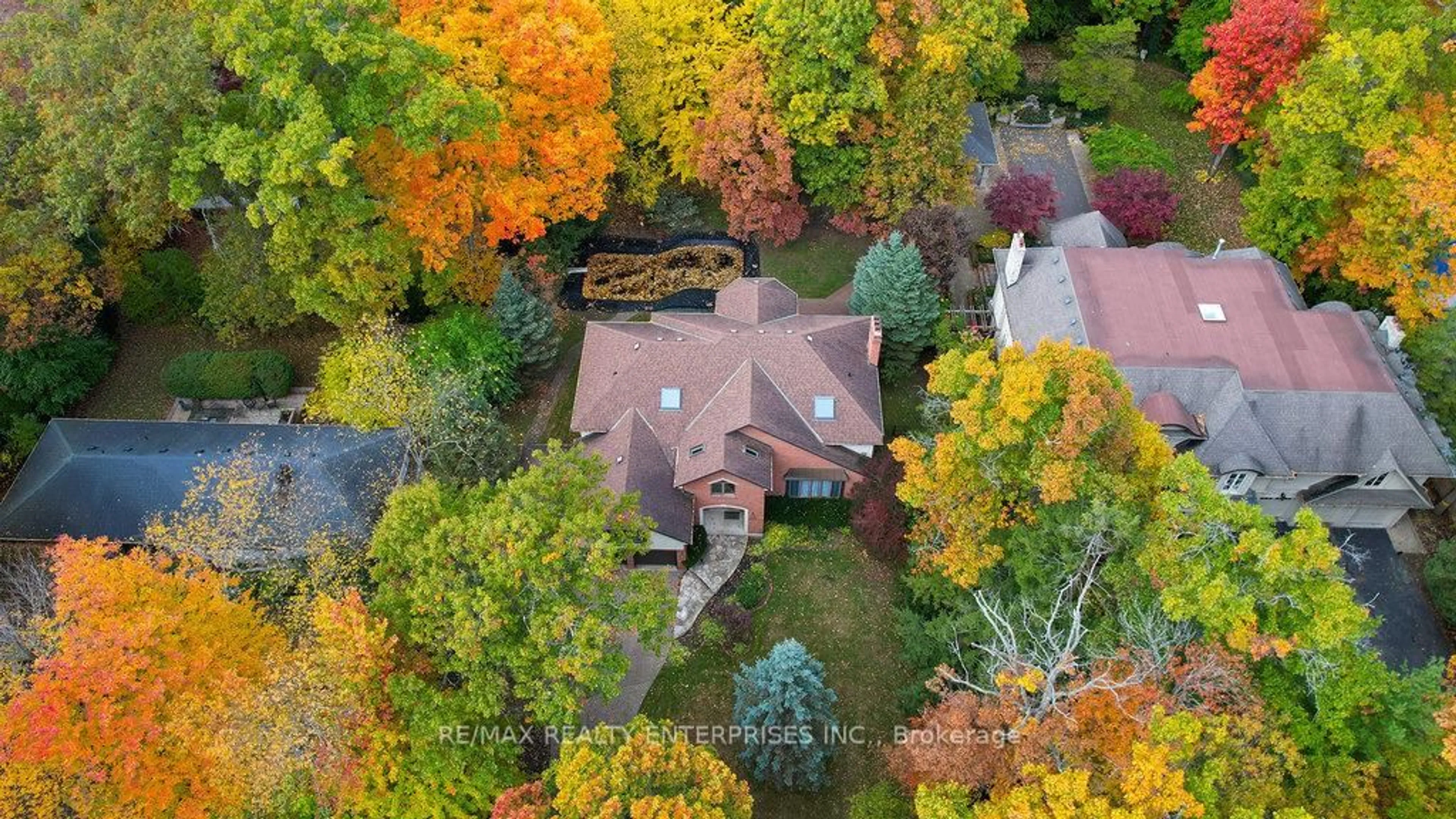 A pic from outside/outdoor area/front of a property/back of a property/a pic from drone, unknown for 1601 Jalna Ave, Mississauga Ontario L5J 1S8