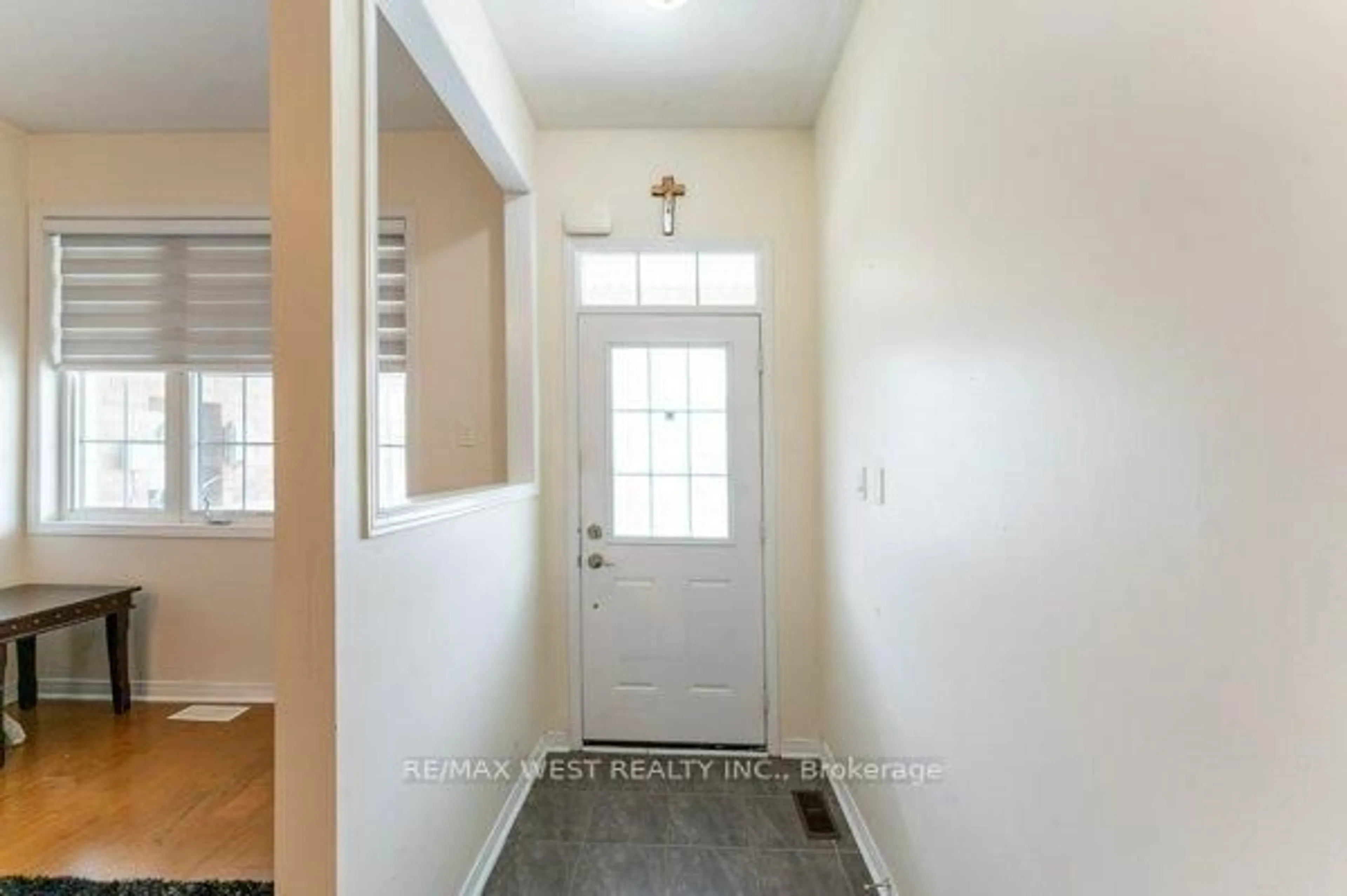 Indoor entryway for 40 Yellowknife Rd, Brampton Ontario L6R 3X4