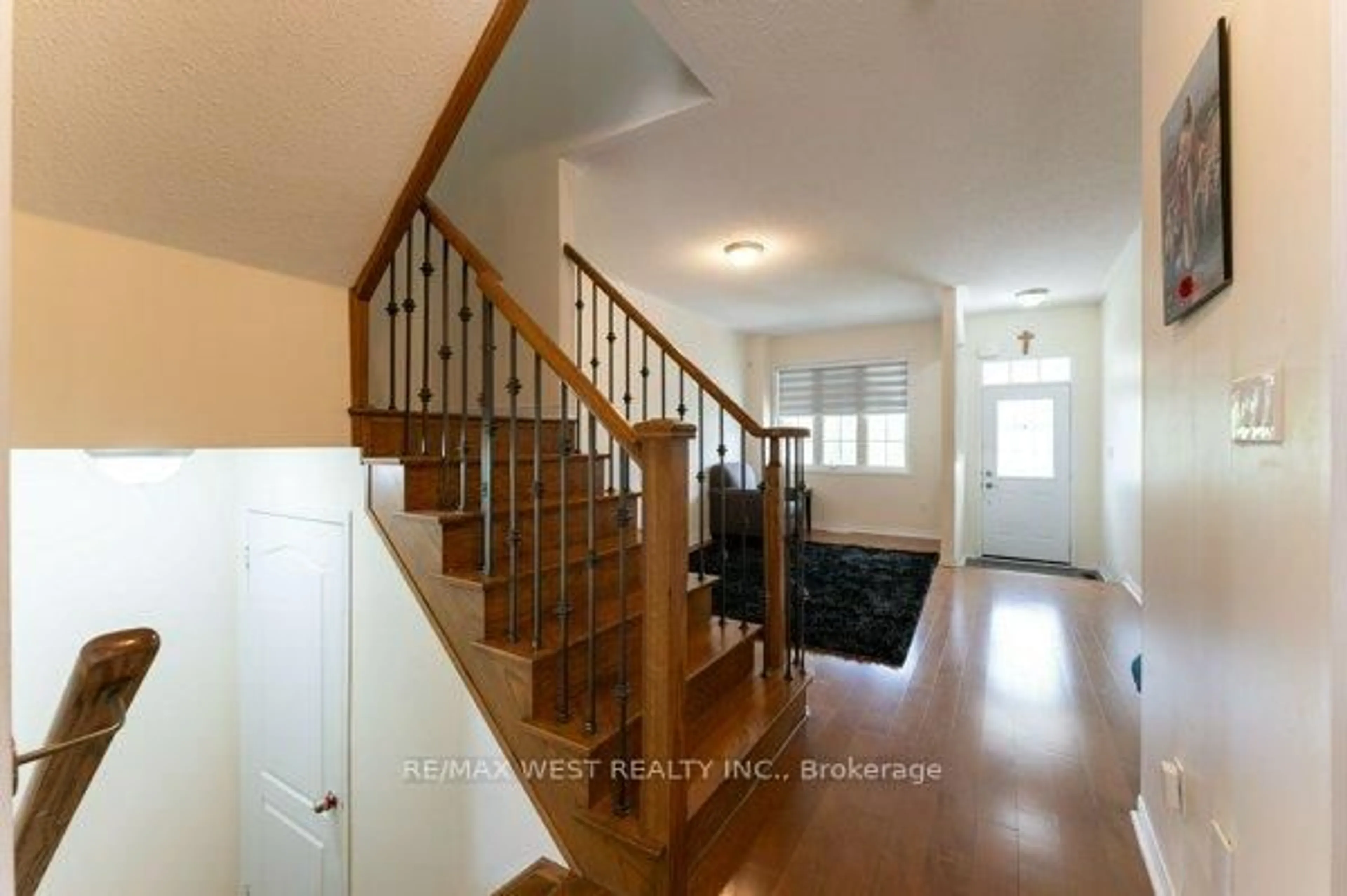 Indoor entryway for 40 Yellowknife Rd, Brampton Ontario L6R 3X4