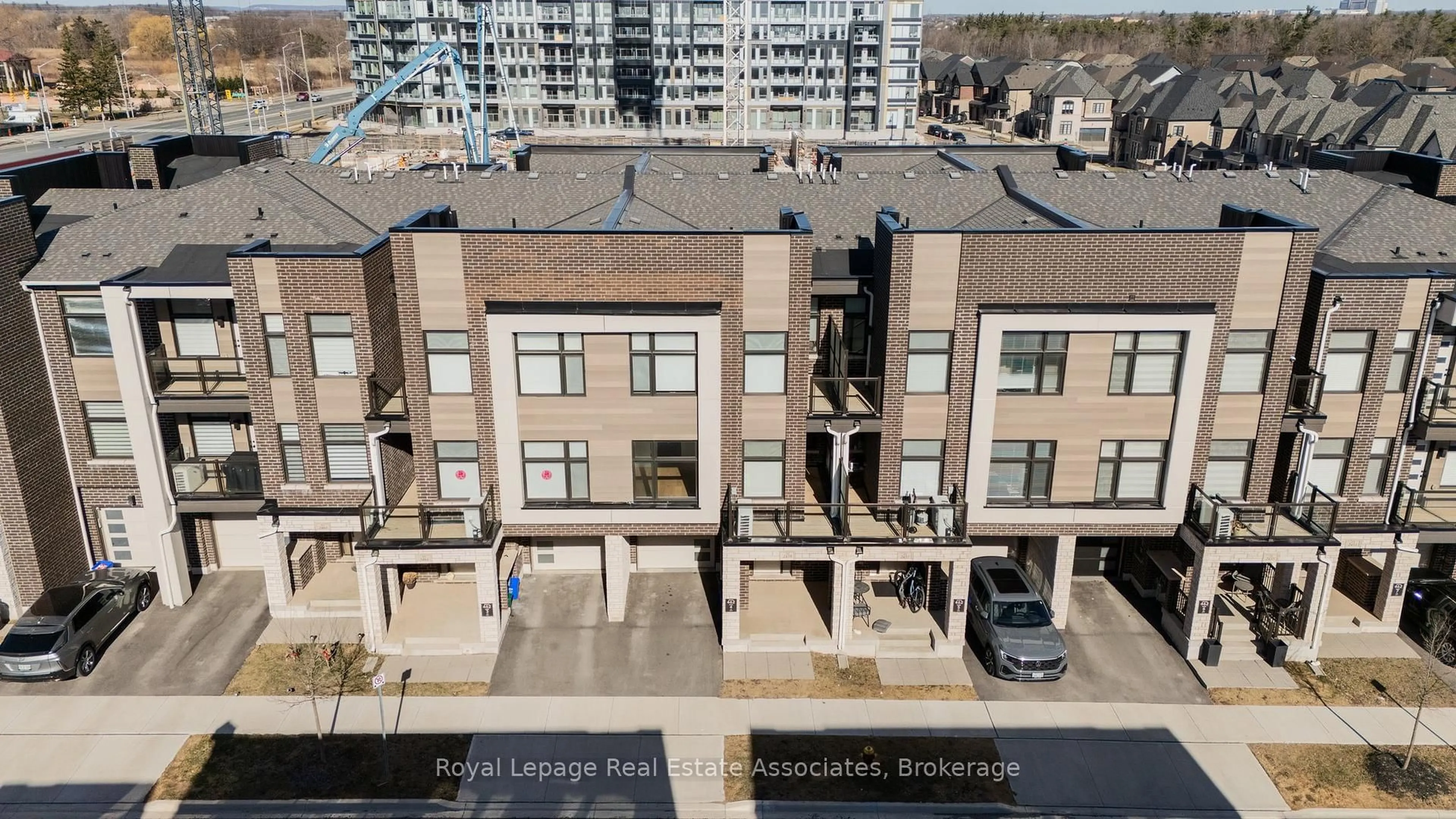 A pic from outside/outdoor area/front of a property/back of a property/a pic from drone, city buildings view from balcony for 2459 Belt Lane, Oakville Ontario L6M 5L9