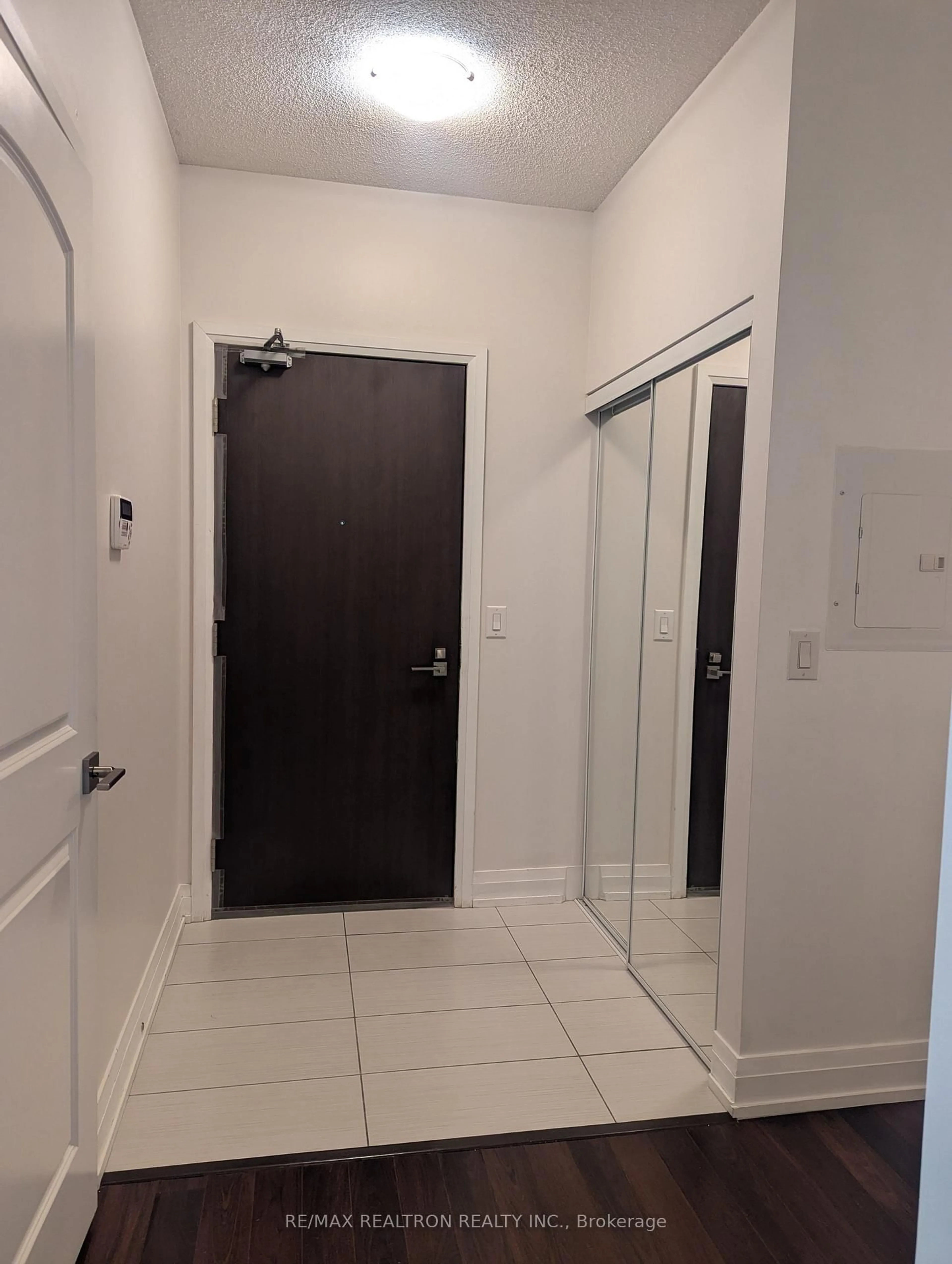 Indoor foyer for 1060 Sheppard Ave #109, Toronto Ontario M3J 0G7