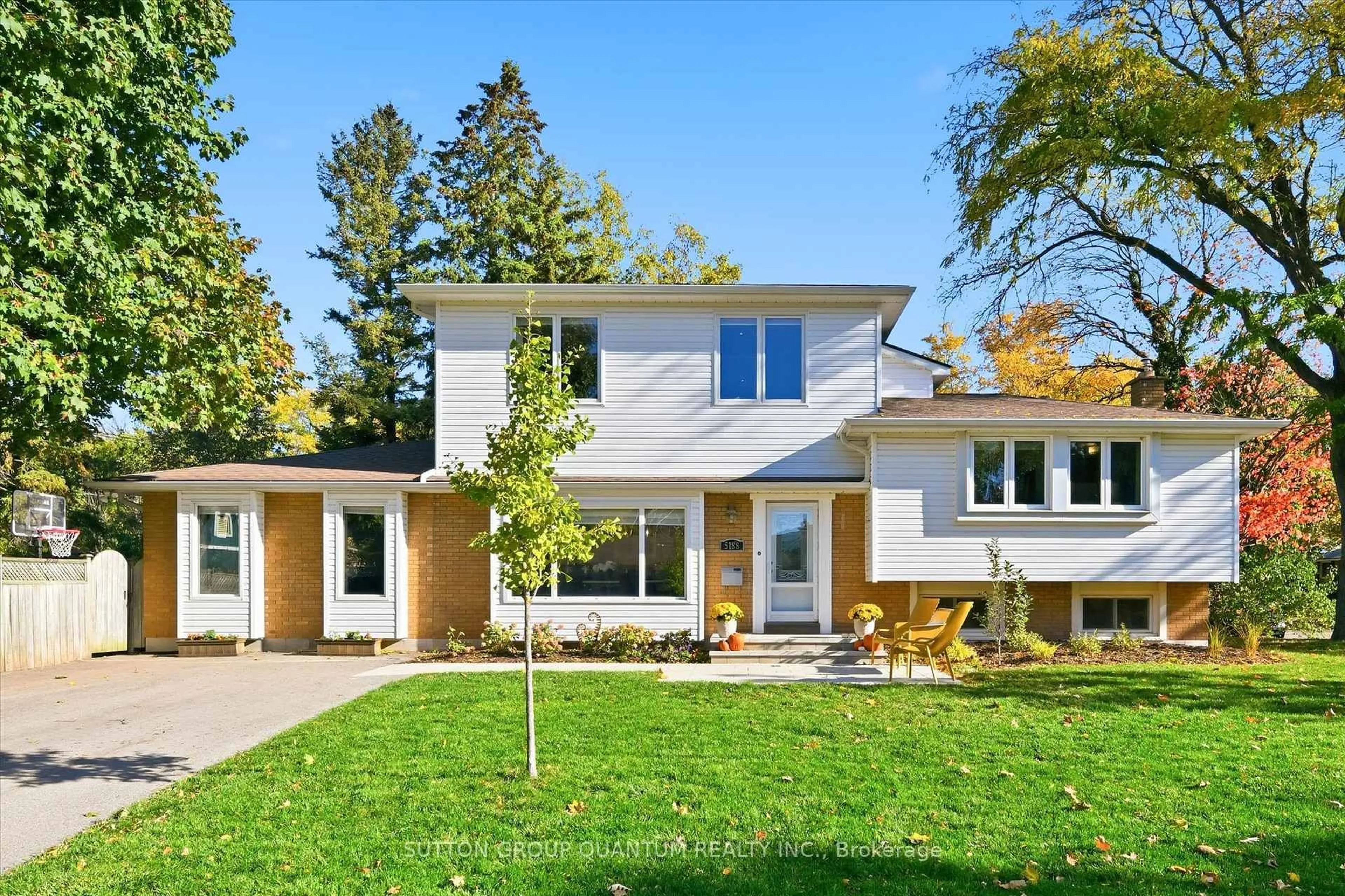 Home with brick exterior material, street for 5188 Cedarbrook Cres, Burlington Ontario L7L 3R1