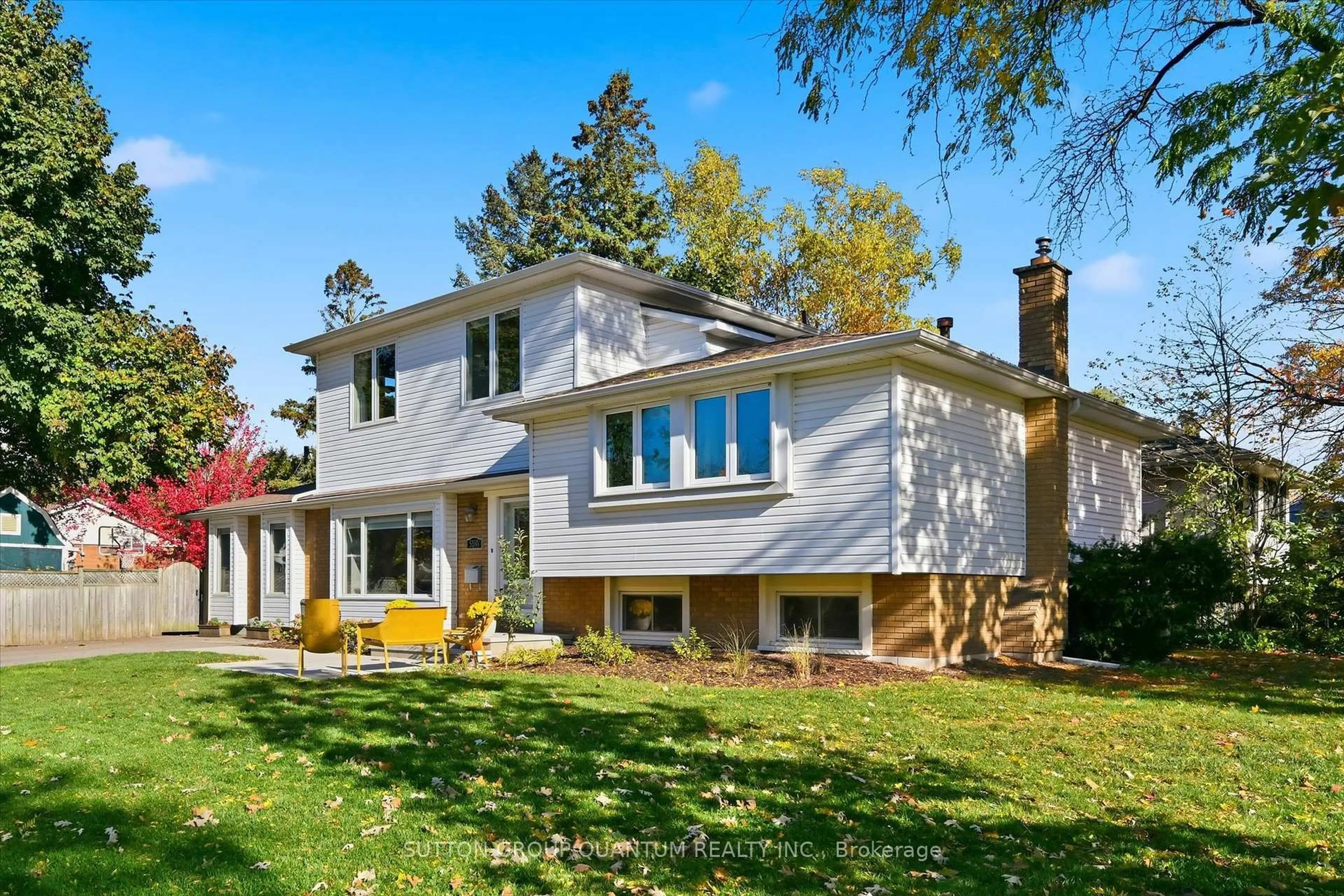 Home with vinyl exterior material, street for 5188 Cedarbrook Cres, Burlington Ontario L7L 3R1