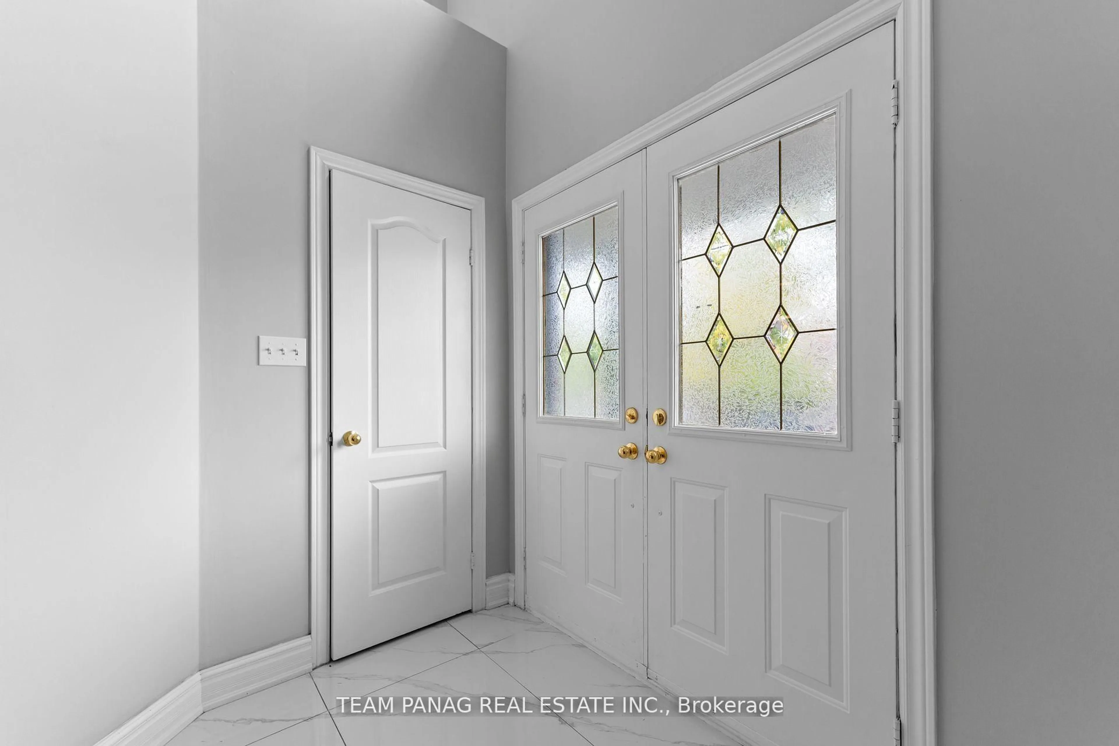 Indoor entryway for 48 Citadel Cres, Brampton Ontario L6P 1X8