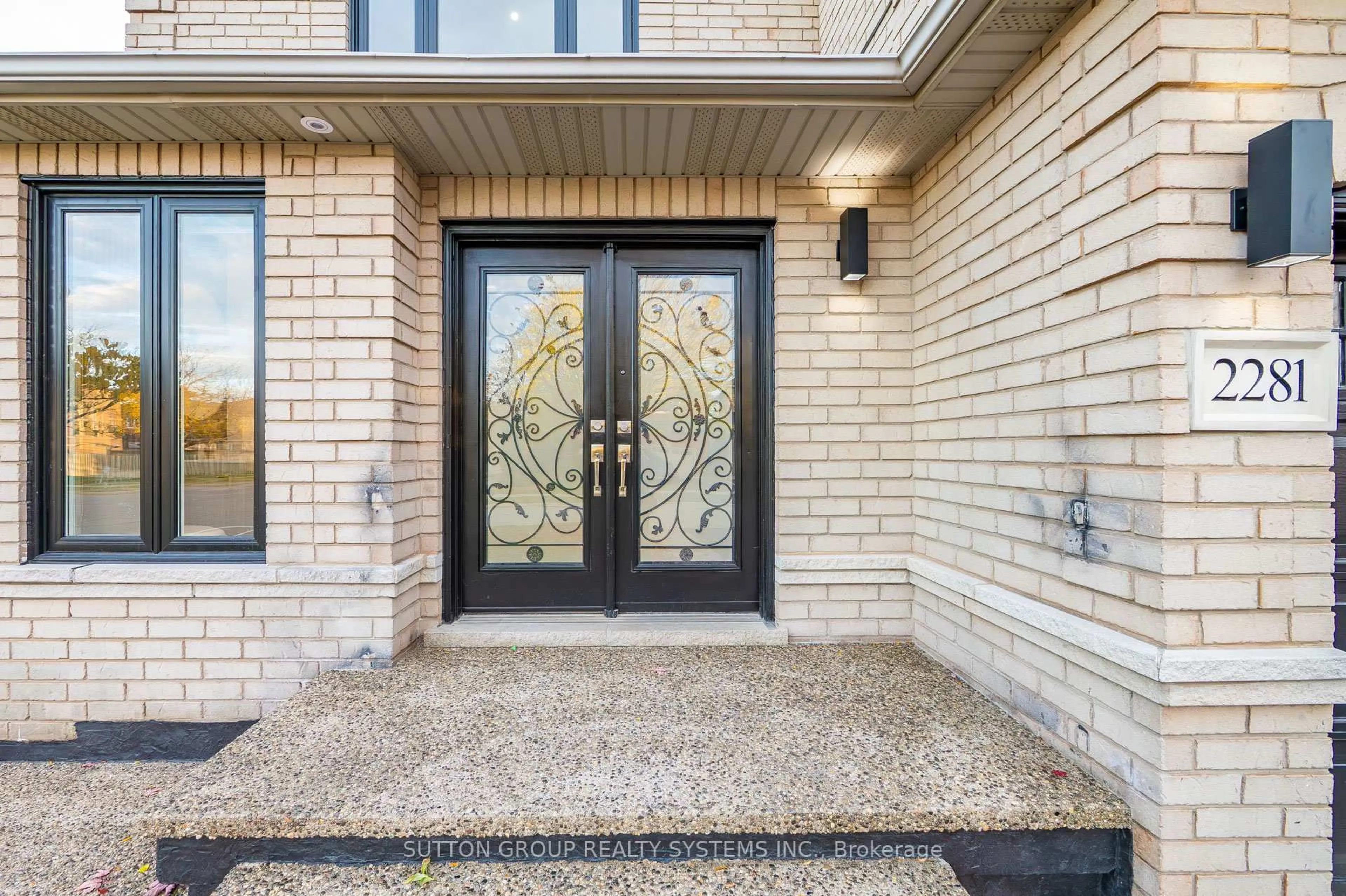 Indoor entryway for 2281 Pell Cres, Oakville Ontario L6M 3T6