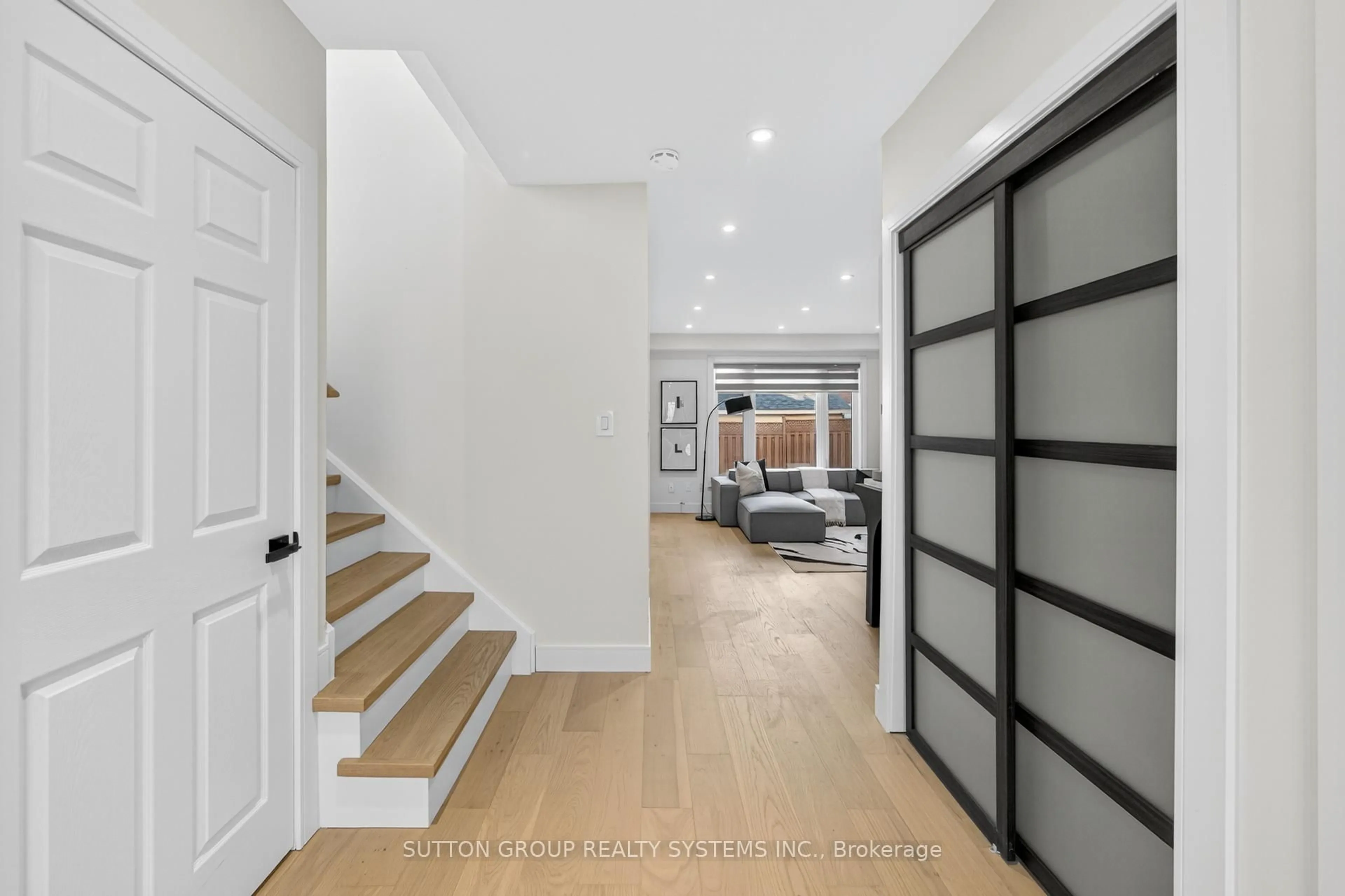 Indoor entryway for 2281 Pell Cres, Oakville Ontario L6M 3T6