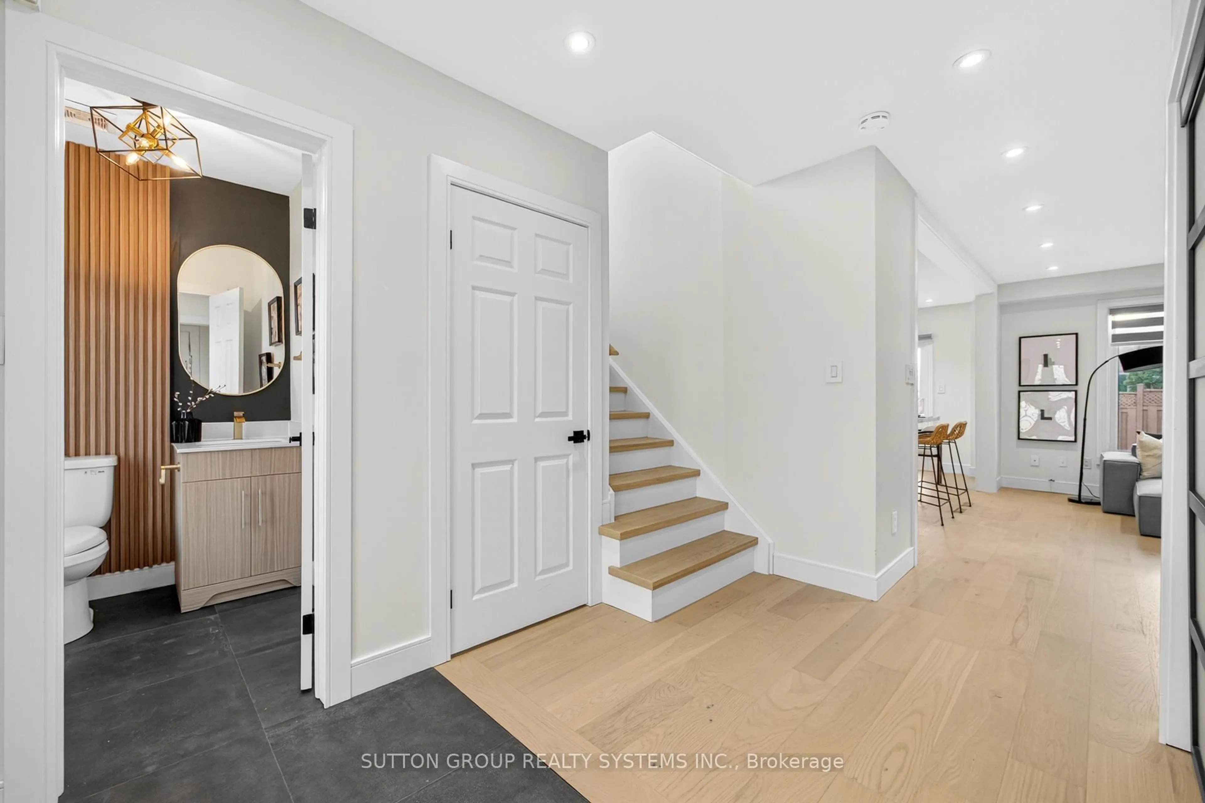 Indoor entryway for 2281 Pell Cres, Oakville Ontario L6M 3T6