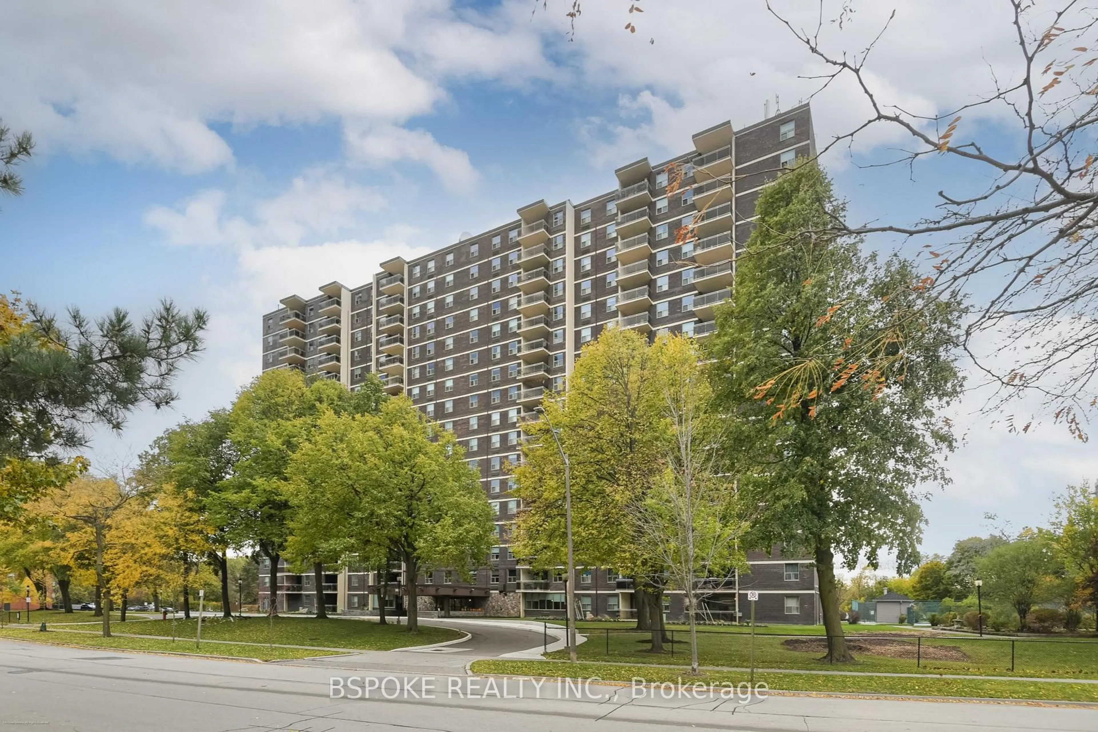 A pic from outside/outdoor area/front of a property/back of a property/a pic from drone, unknown for 966 Inverhouse Dr #511, Mississauga Ontario L5J 4B6