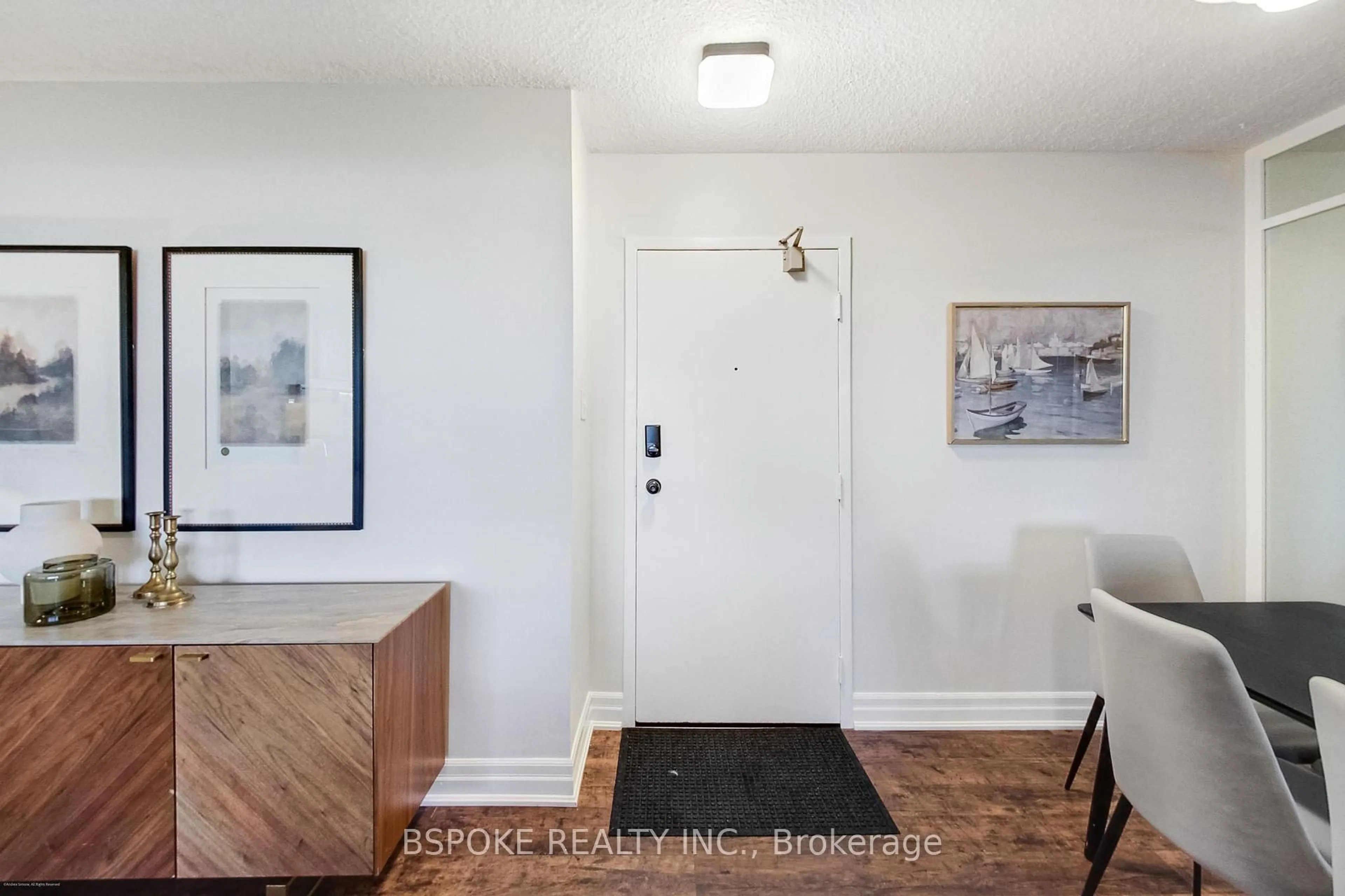 Indoor entryway for 966 Inverhouse Dr #511, Mississauga Ontario L5J 4B6